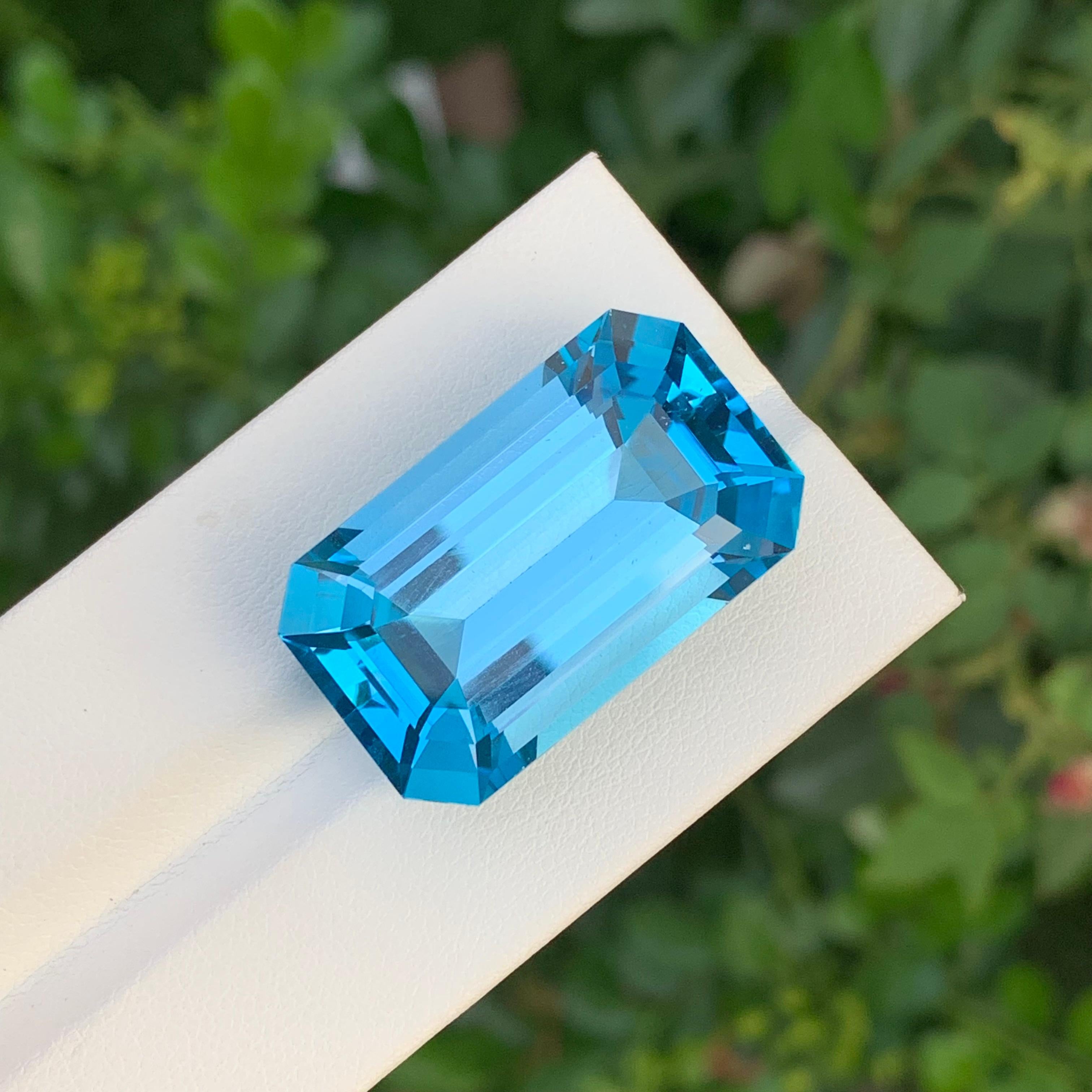 Splendid 51.35 Carat Faceted Huge Swiss Blue Topaz Emerald Shape Gemstone In New Condition For Sale In Peshawar, PK