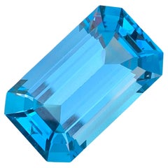 Splendide topaze bleue suisse facettée de 51,35 carats en forme d'émeraude