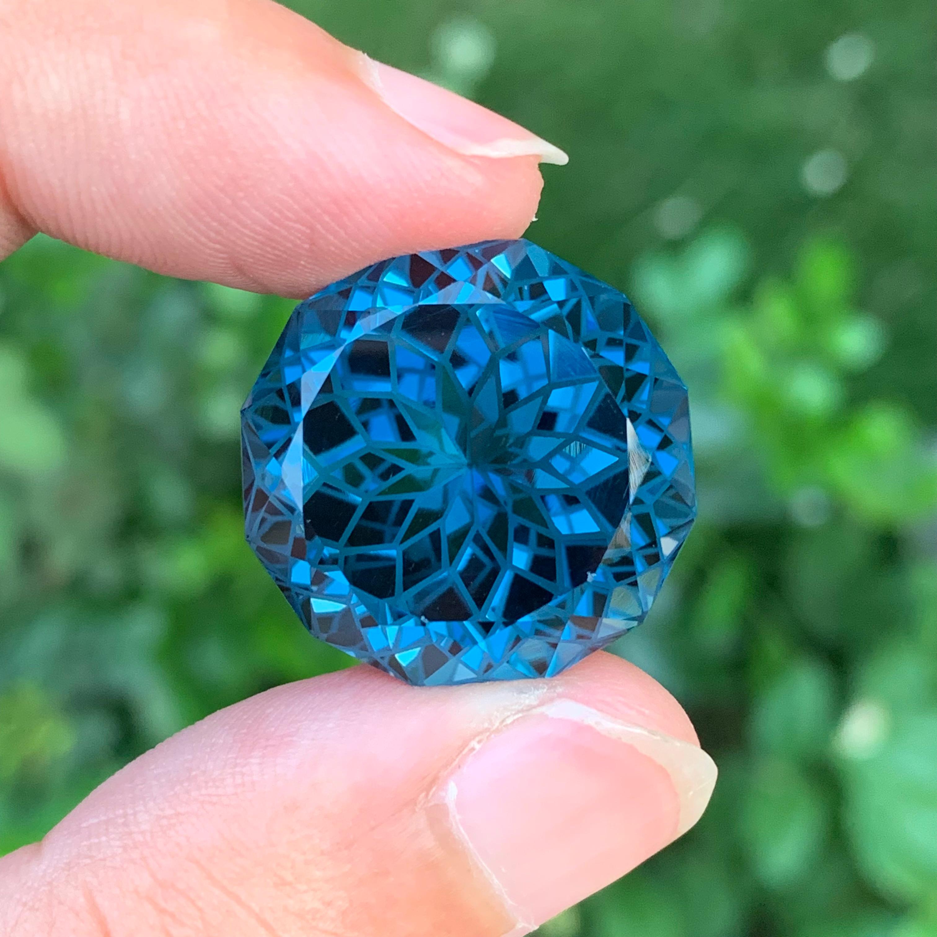 Loser Londoner Blautopas

Gewicht: 58,25 Karat
Abmessung: 21 x 21 x 15,9 mm
Herkunft: Brasilien
Die Form: Rund 
Farbe: Tiefblau
Zertifikat: Auf Kundenwunsch

Der Londoner Blautopas ist eine faszinierende Topasvarietät, die für ihre tiefe und