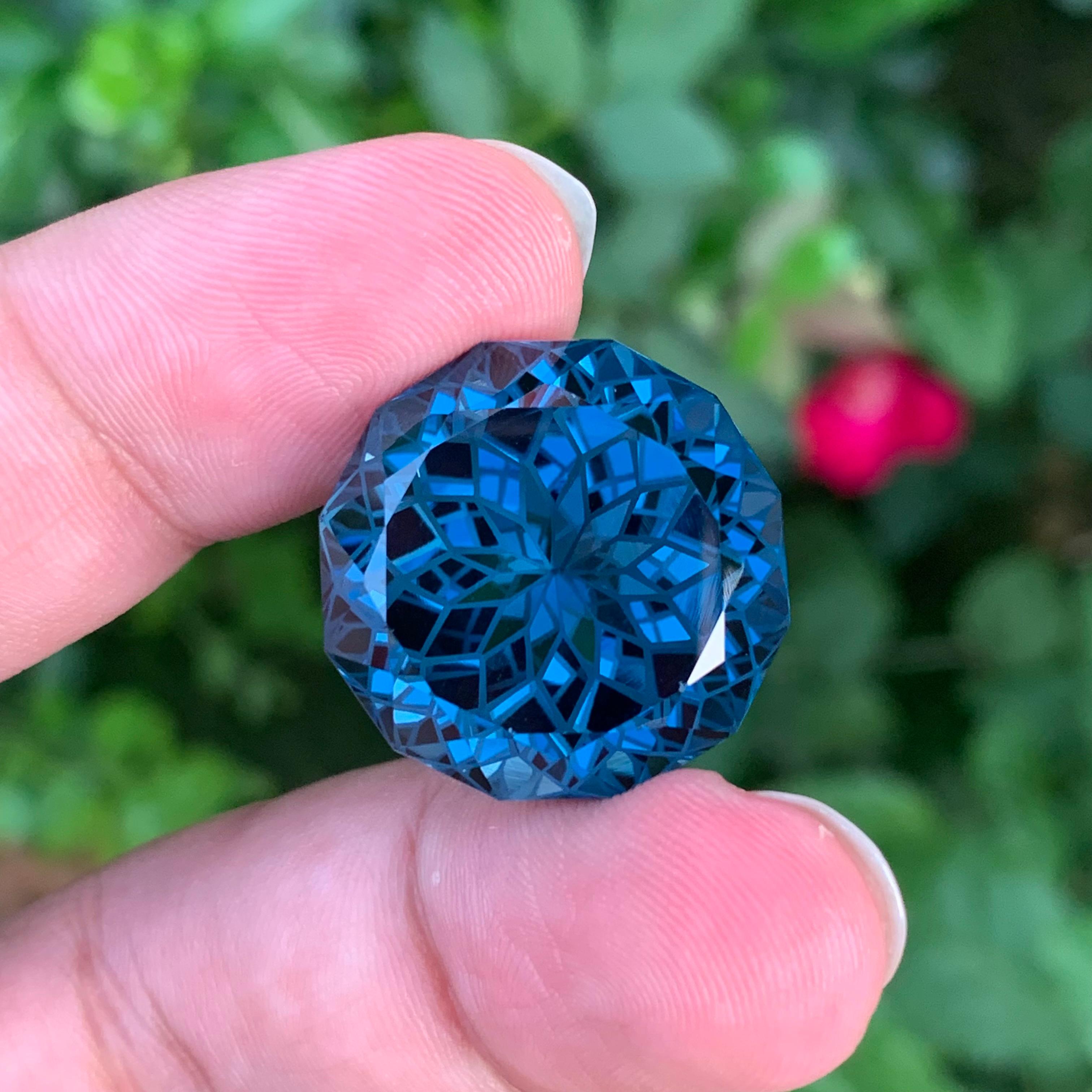 Splendid 58,25 Karat Facettierter Londoner Blautopas Perfekt Runde Form Edelstein (Rundschliff) im Angebot