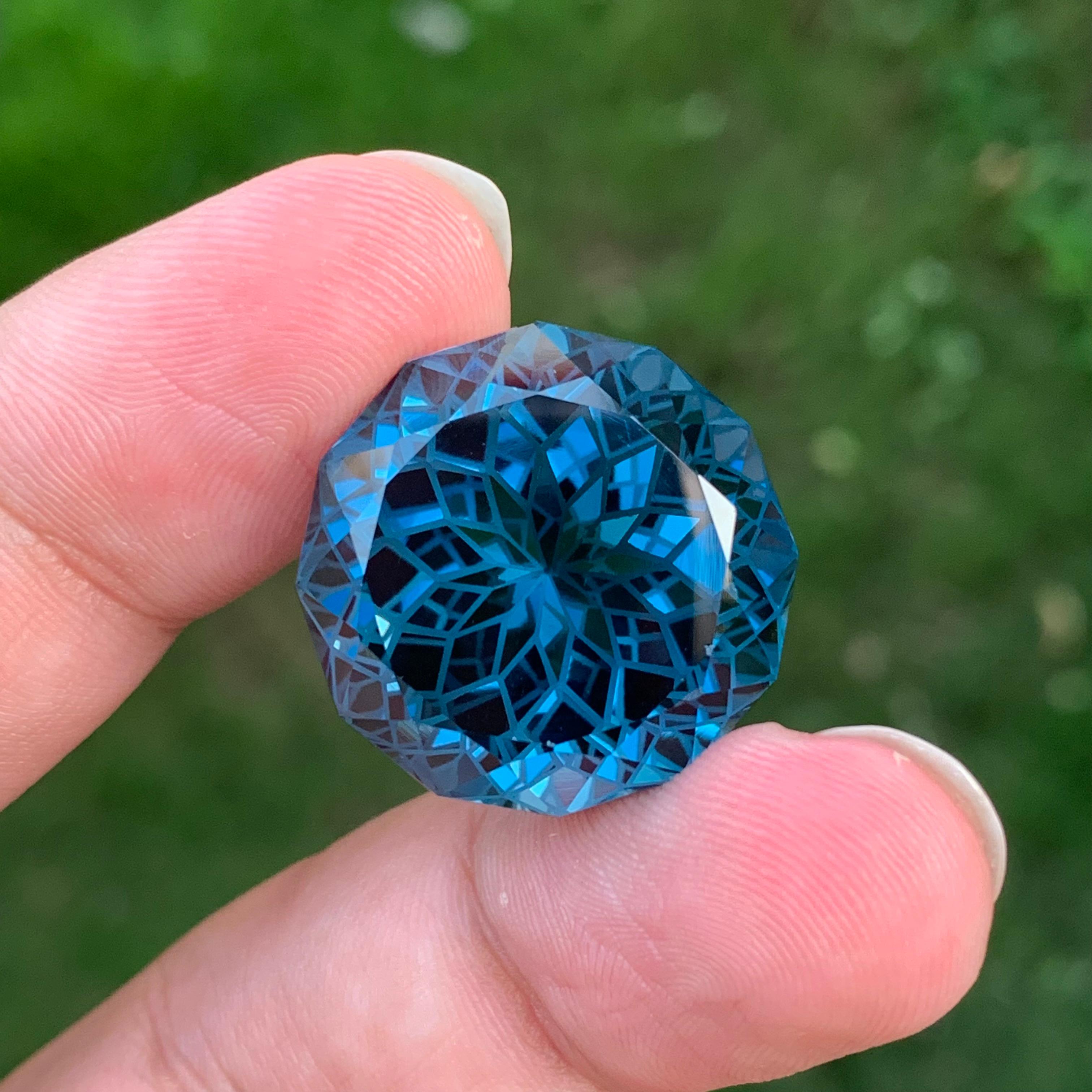 Splendid 58,25 Karat Facettierter Londoner Blautopas Perfekt Runde Form Edelstein im Zustand „Neu“ im Angebot in Peshawar, PK