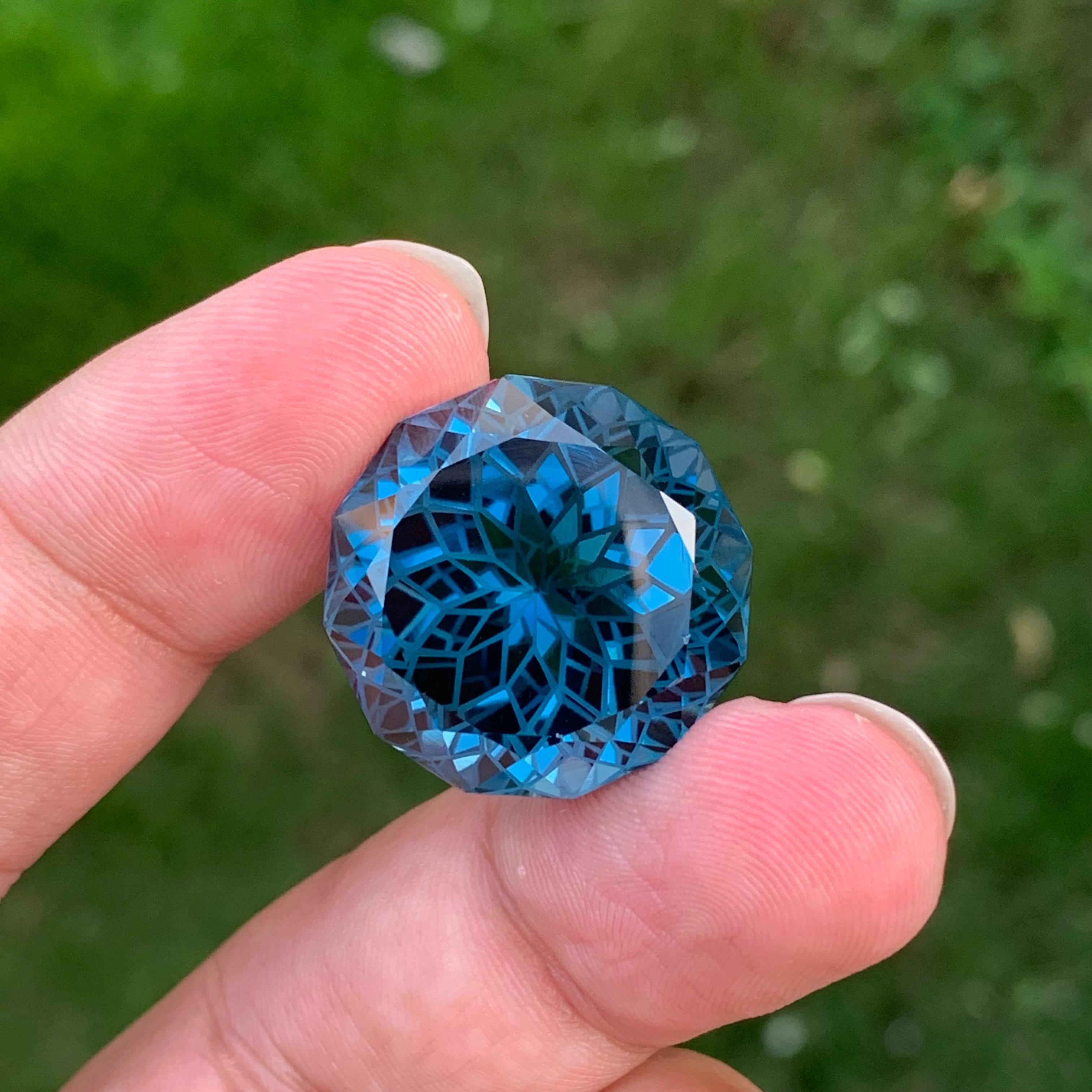 Splendid 58,25 Karat Facettierter Londoner Blautopas Perfekt Runde Form Edelstein für Damen oder Herren im Angebot