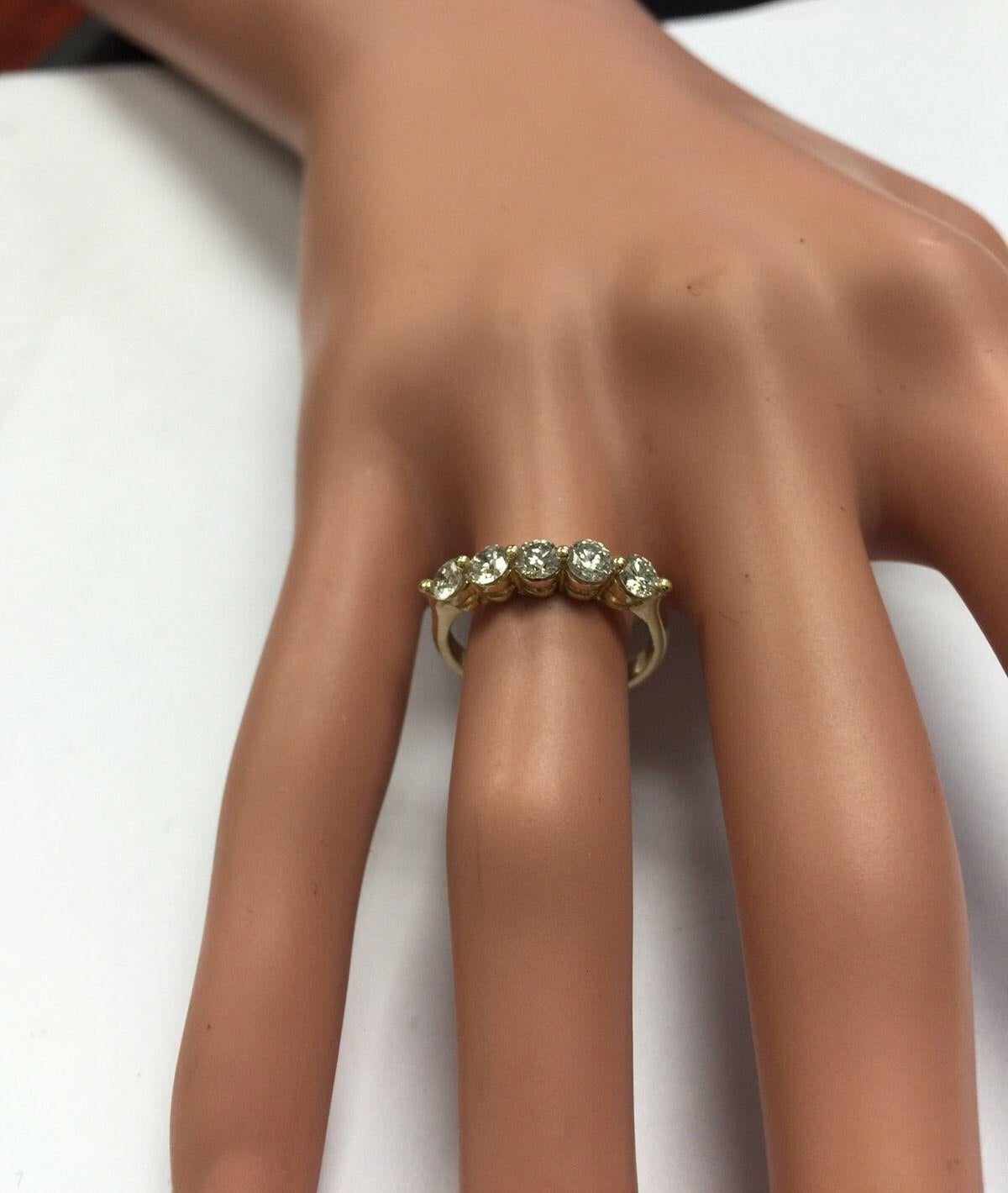 Women's Splendid .90 Carat Natural Diamond 14 Karat Solid Yellow Gold Ring For Sale