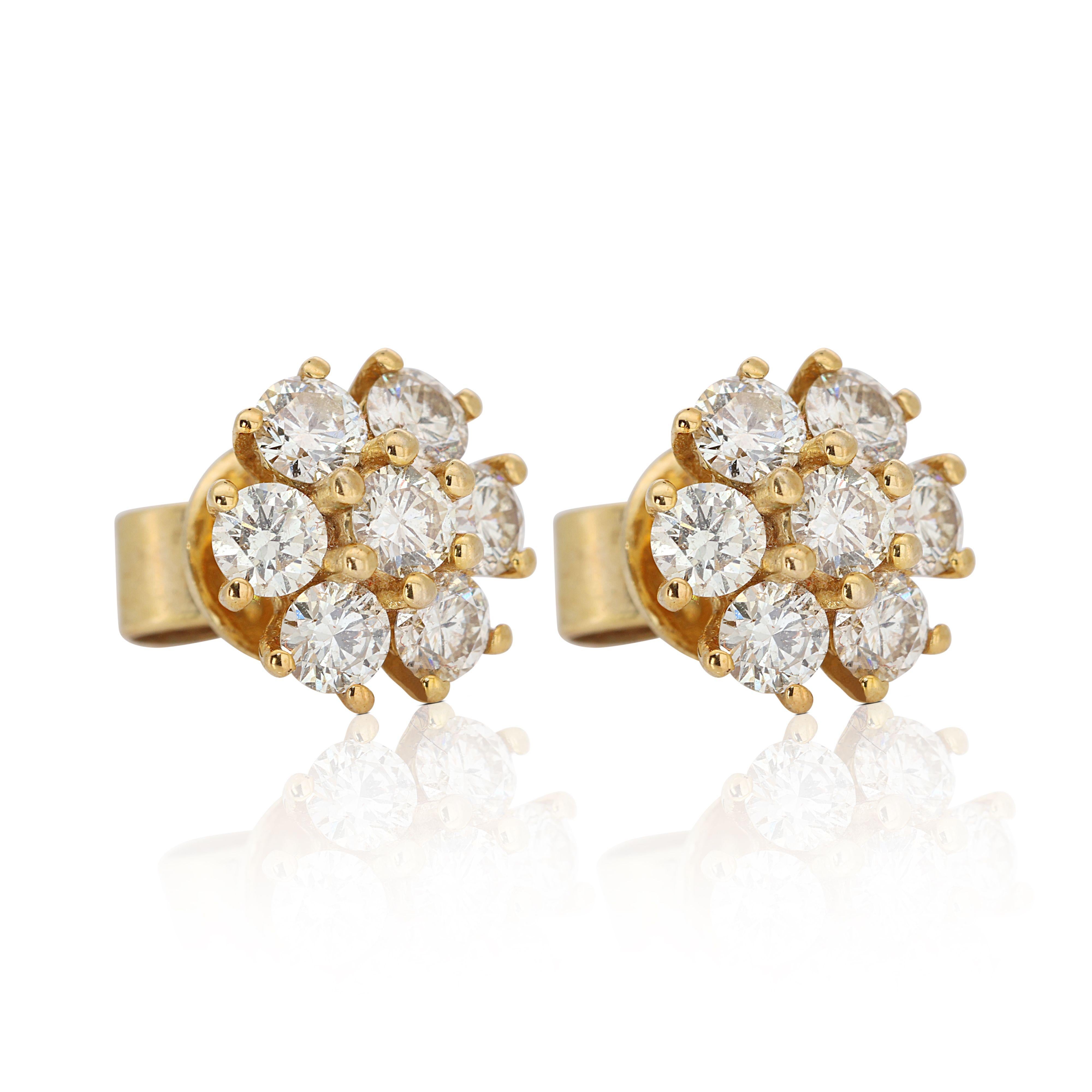Jolies boucles d'oreilles fleur en or jaune 9 carats avec diamants naturels de 1 carat et 40 points Neuf - En vente à רמת גן, IL