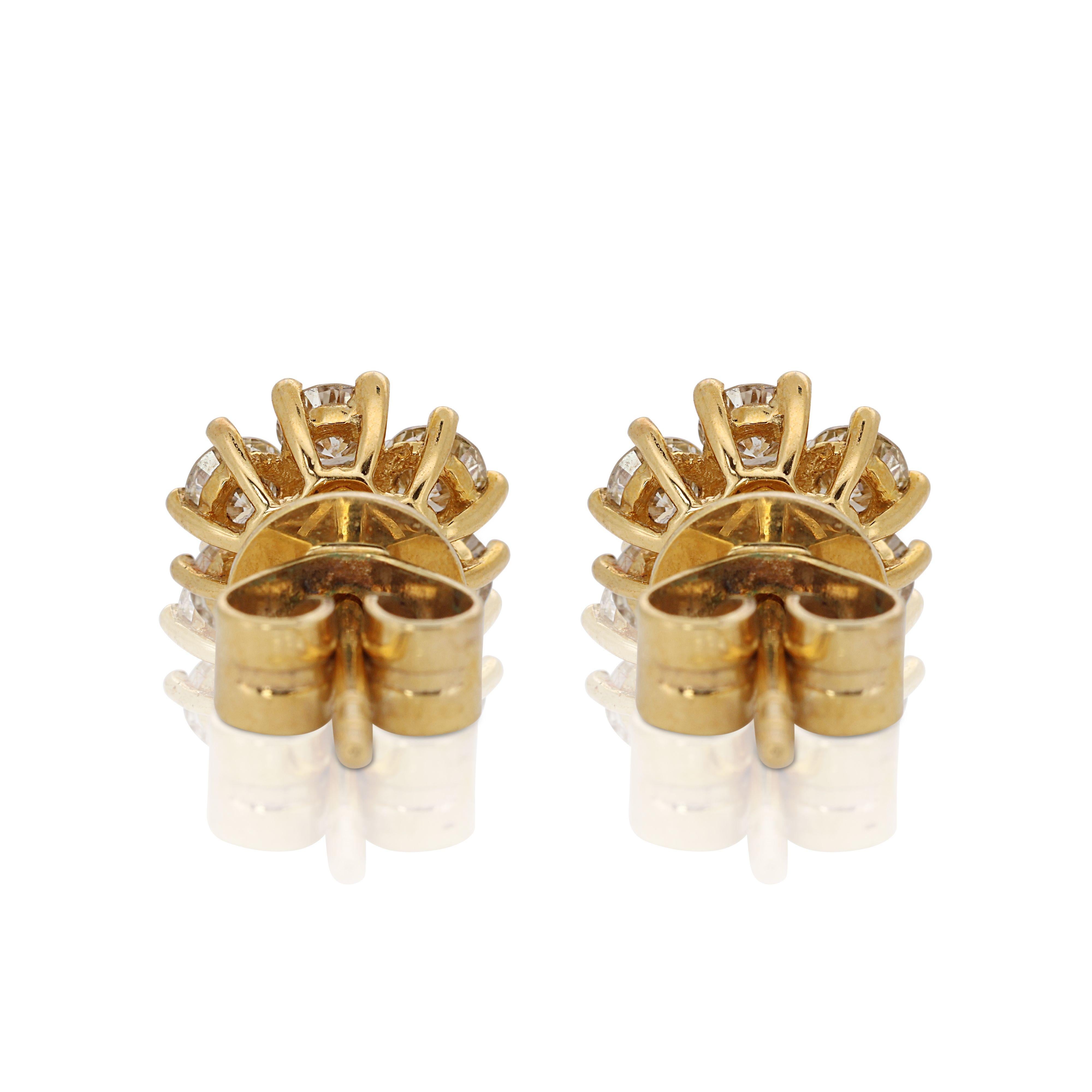 Jolies boucles d'oreilles fleur en or jaune 9 carats avec diamants naturels de 1 carat et 40 points en vente 2