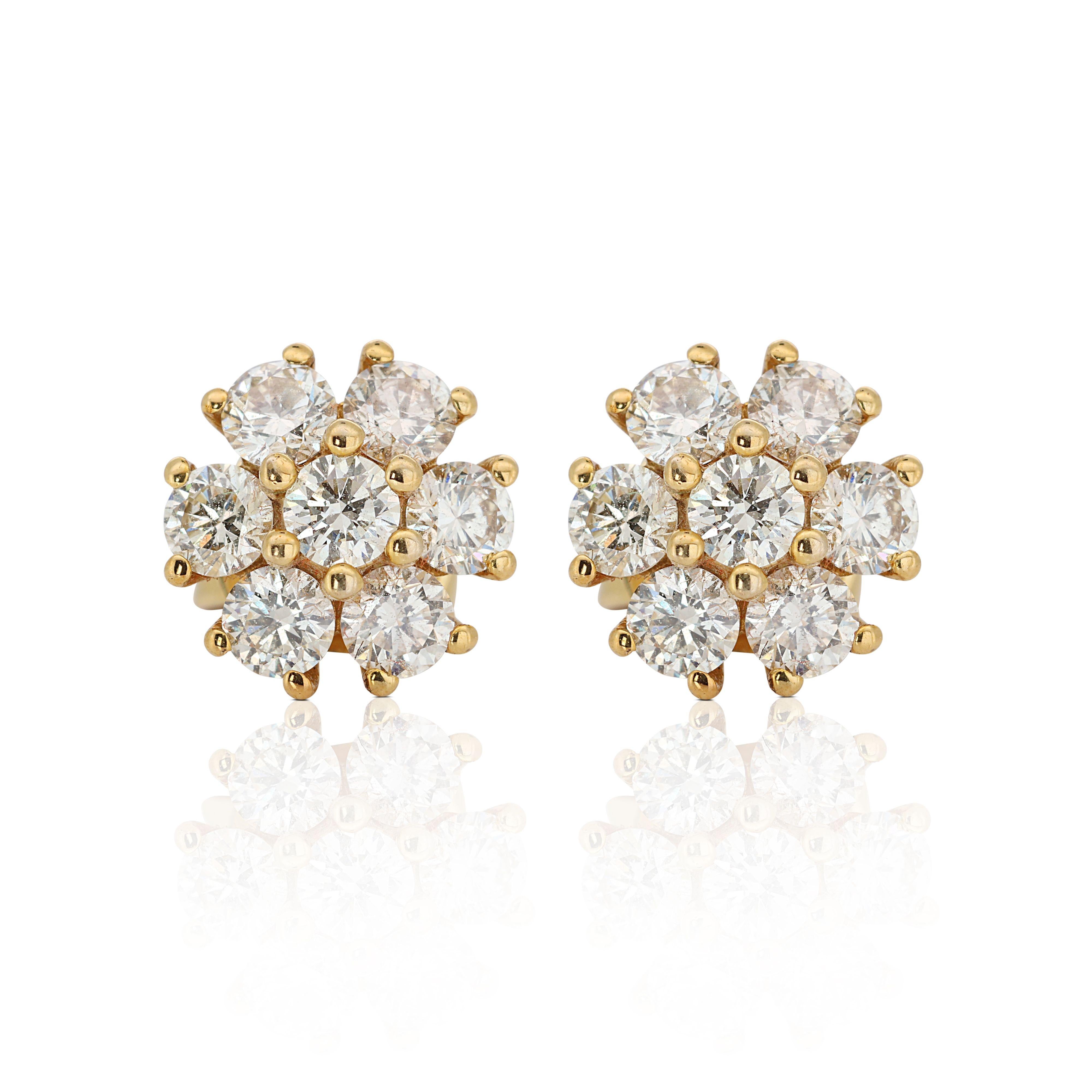 Taille ronde Jolies boucles d'oreilles fleur en or jaune 9 carats avec diamants naturels de 1 carat et 40 points en vente