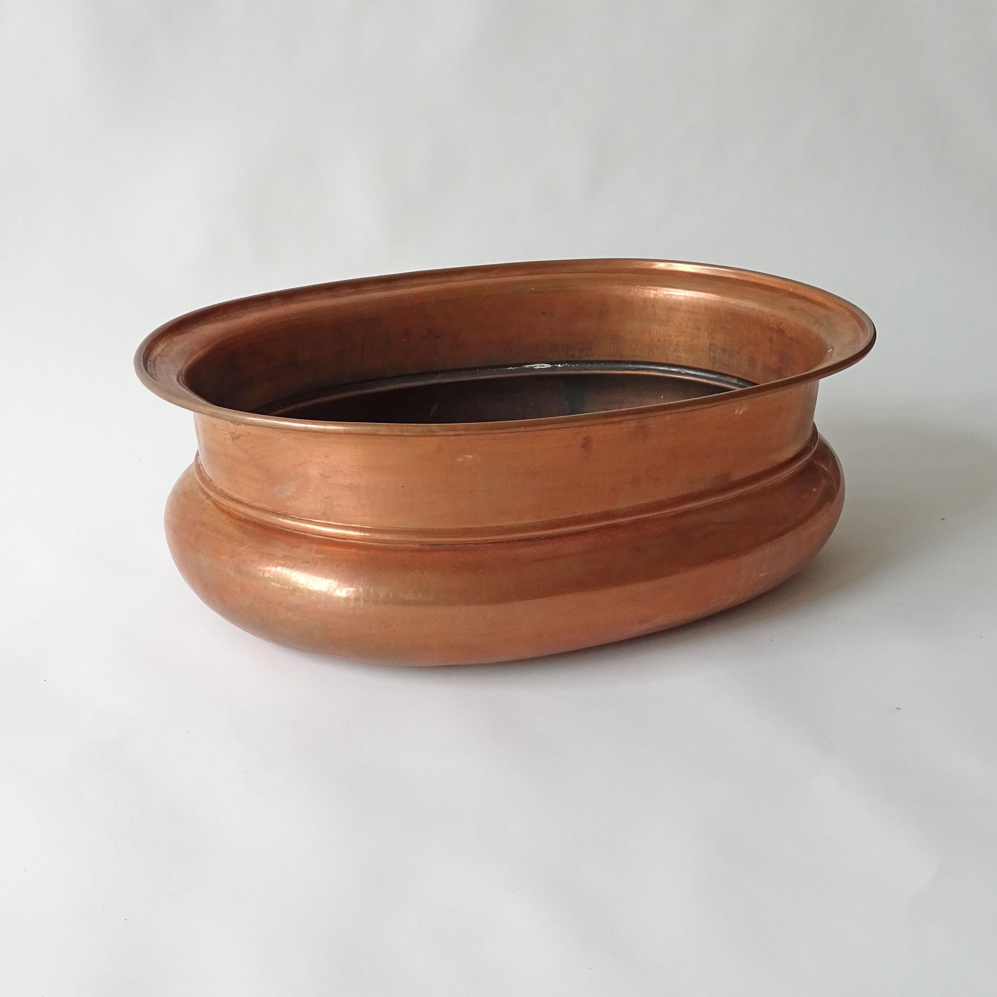Magnifique et grande jardinière ovale en cuivre italien.
La pièce classique est généralement utilisée pour les grandes compositions florales.
Dans le style des intérieurs de Renzo Mongiardino.