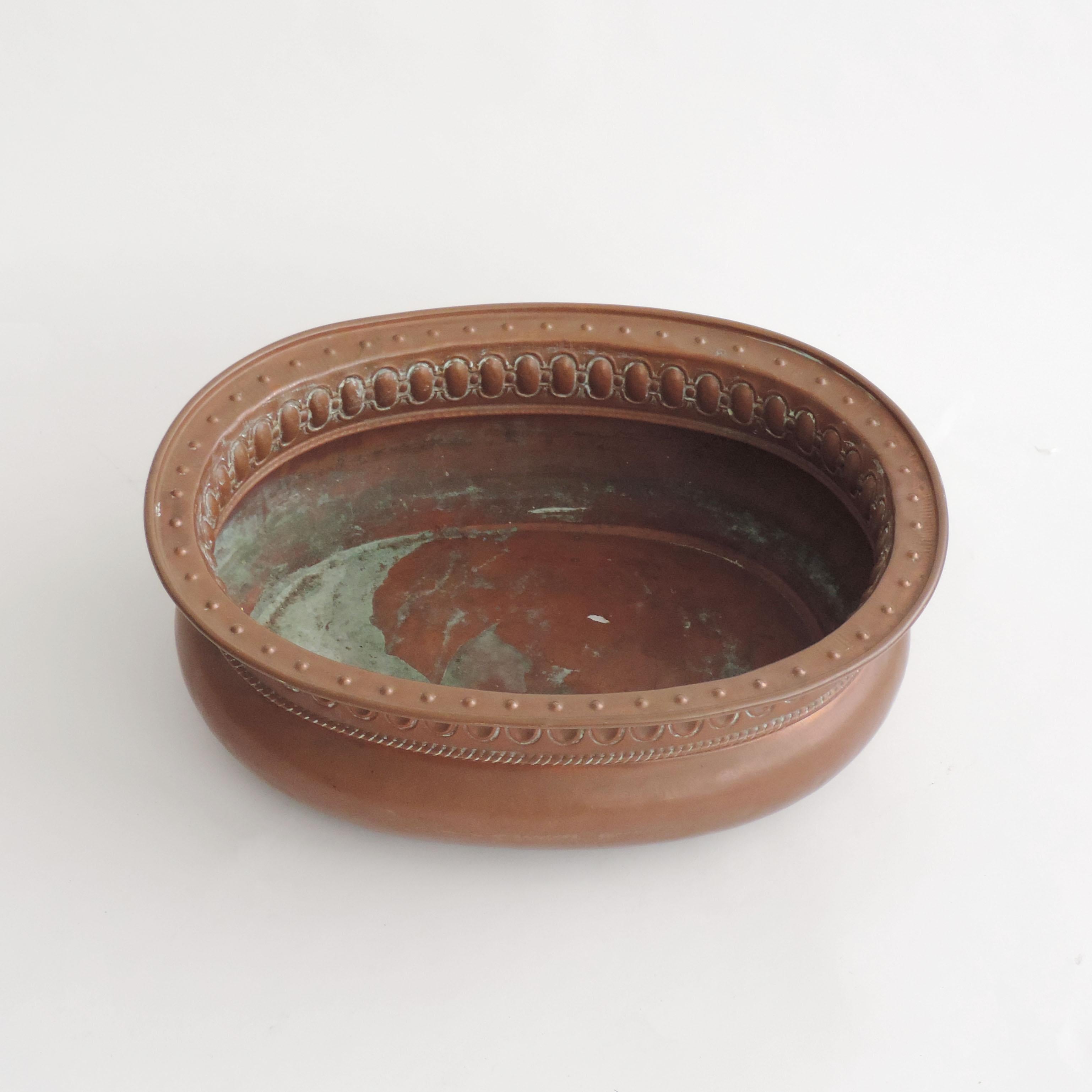 Splendid and Large Italian Classic Hammered Copper Jardeniere In Good Condition In Milan, IT