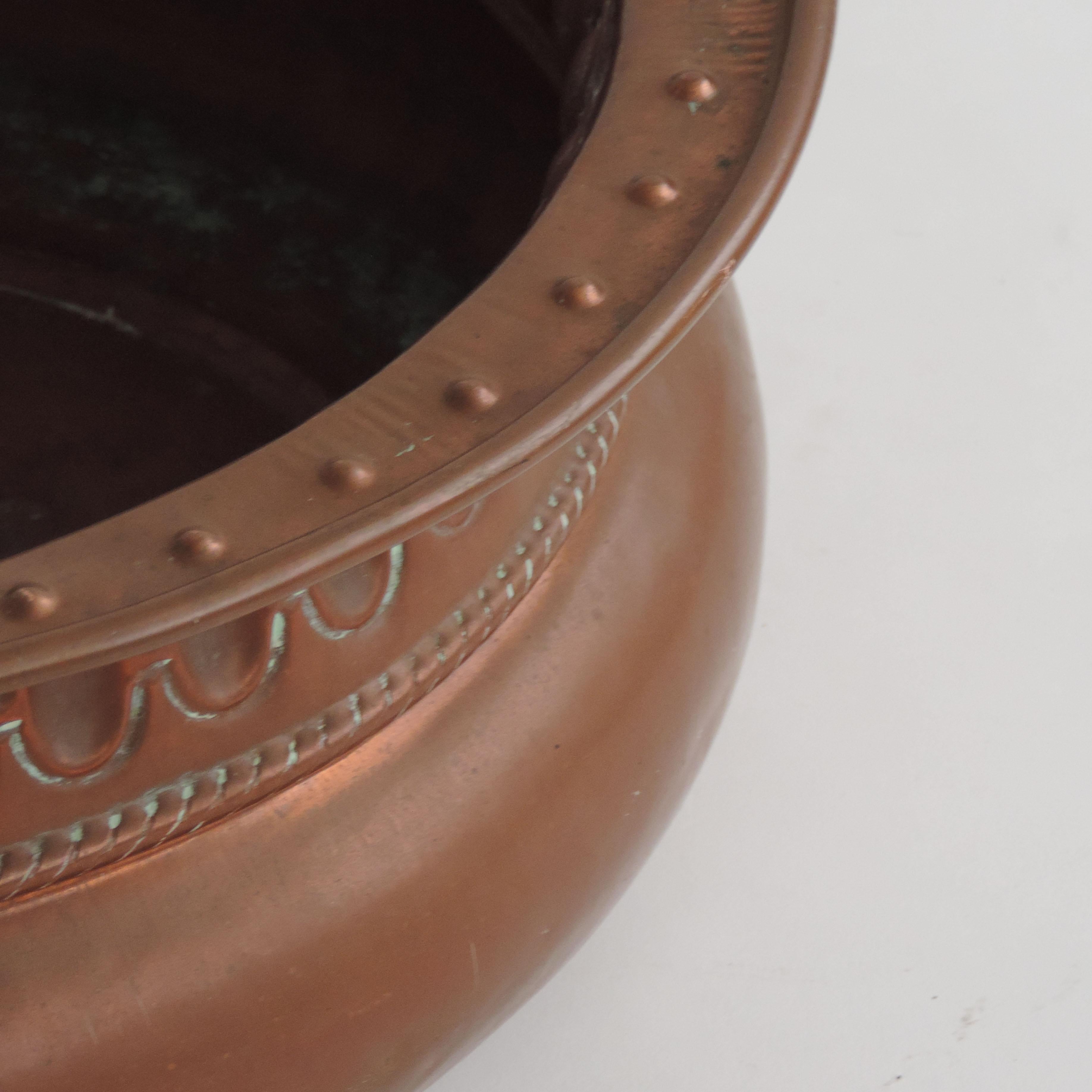 Mid-20th Century Splendid and Large Italian Classic Hammered Copper Jardeniere For Sale