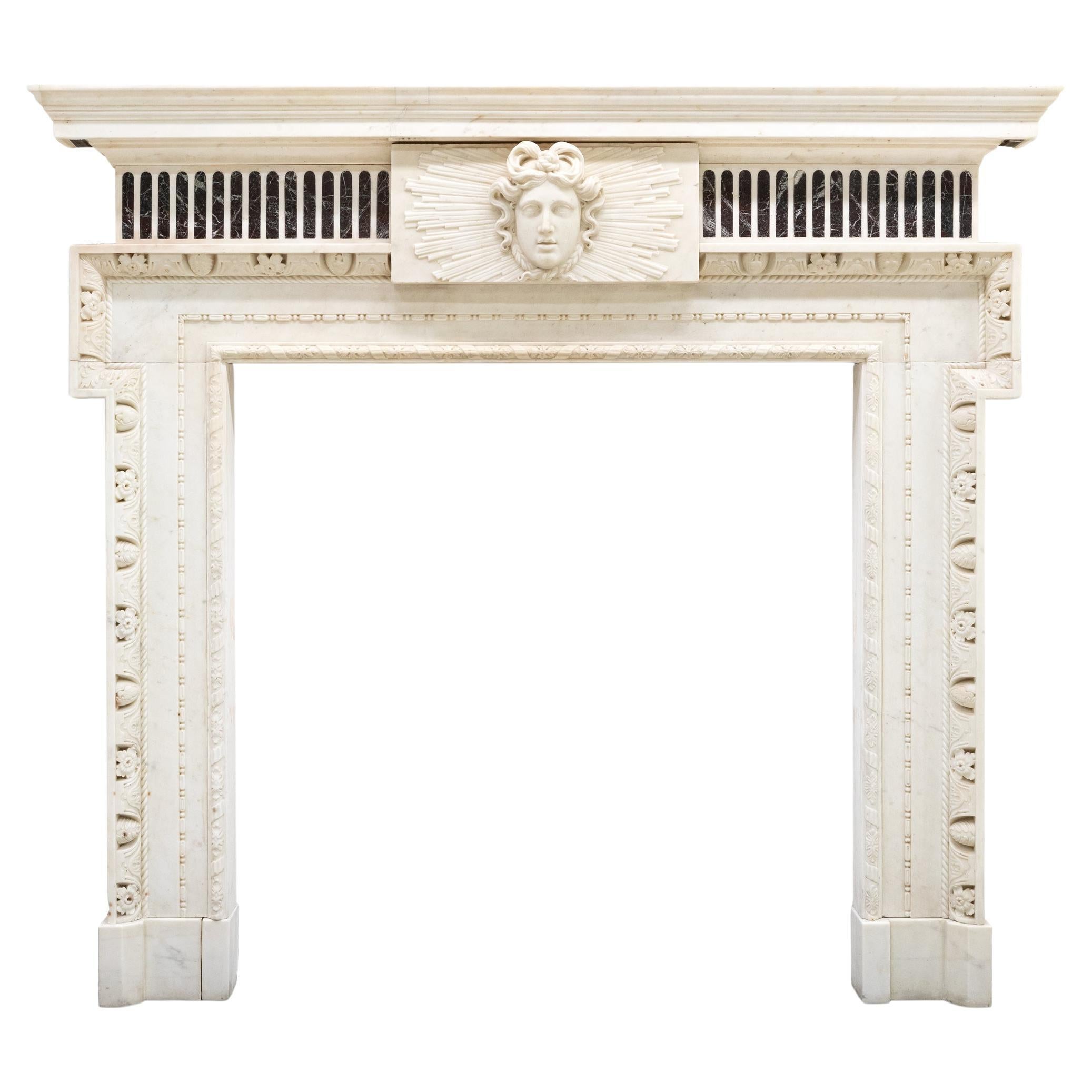 Dieser prächtige Kamin ist aus feinem, statuarischem Marmor geschnitzt, mit kontrastierenden Intarsien aus dunklem Rosso Lavanto über dem Fries.

Die charakteristischen Motive, die fachmännische Verarbeitung und die Herkunft lassen darauf schließen,