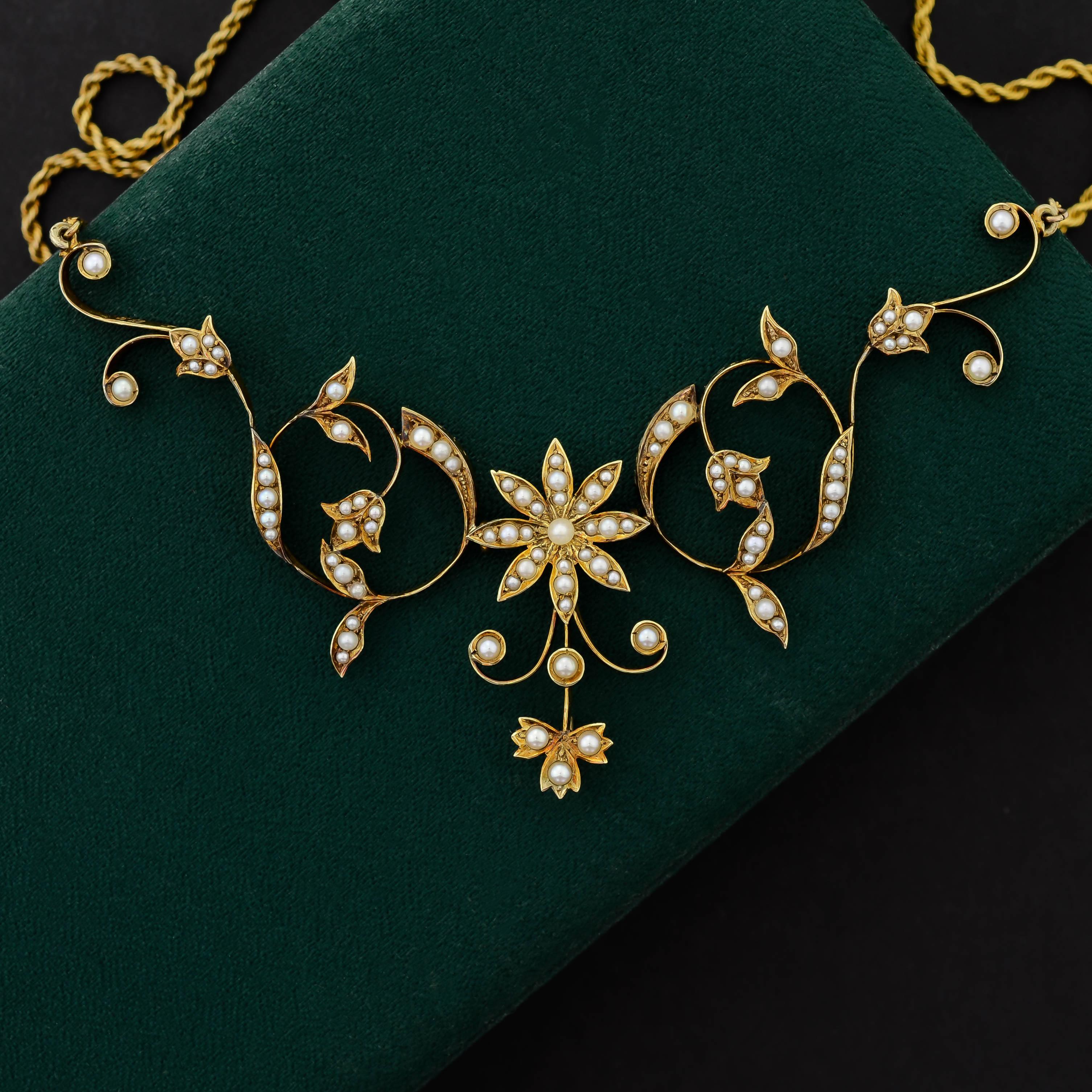 Splendid Antique Edwardian 14 Karat Yellow Gold Pearl Floral Necklace For Sale 2