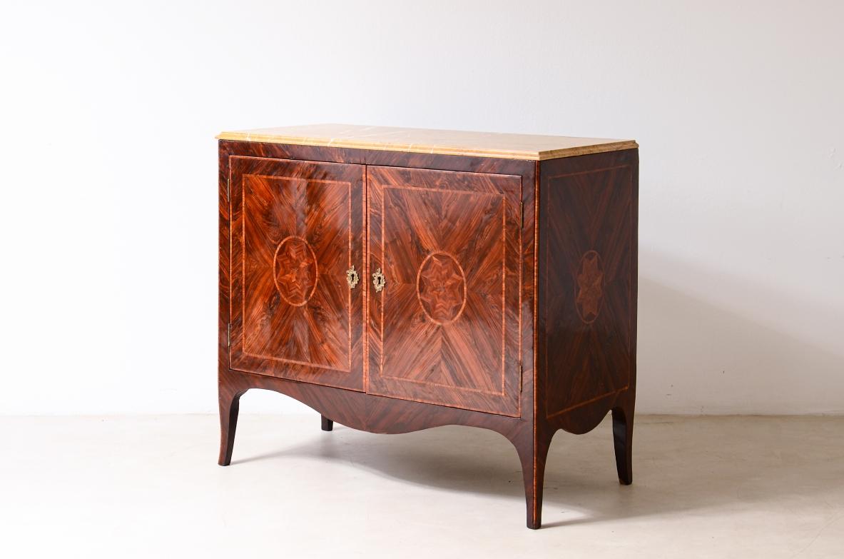 Splendid antique napolitan two-door cabinet in veneered wood In Excellent Condition For Sale In Milano, IT