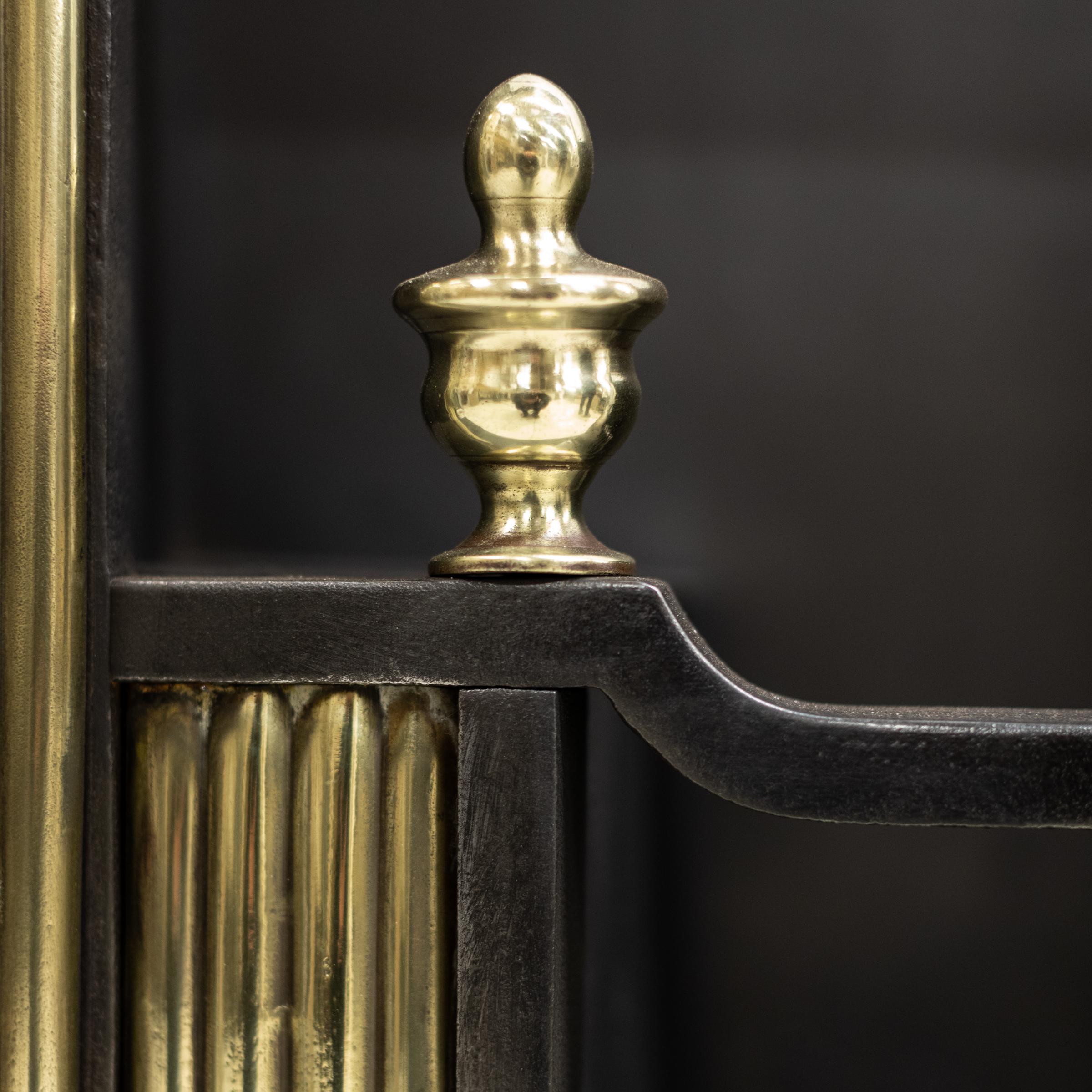 Moulage Splendide grille de table de cuisson Regency antique avec cadre en laiton cannelé en vente