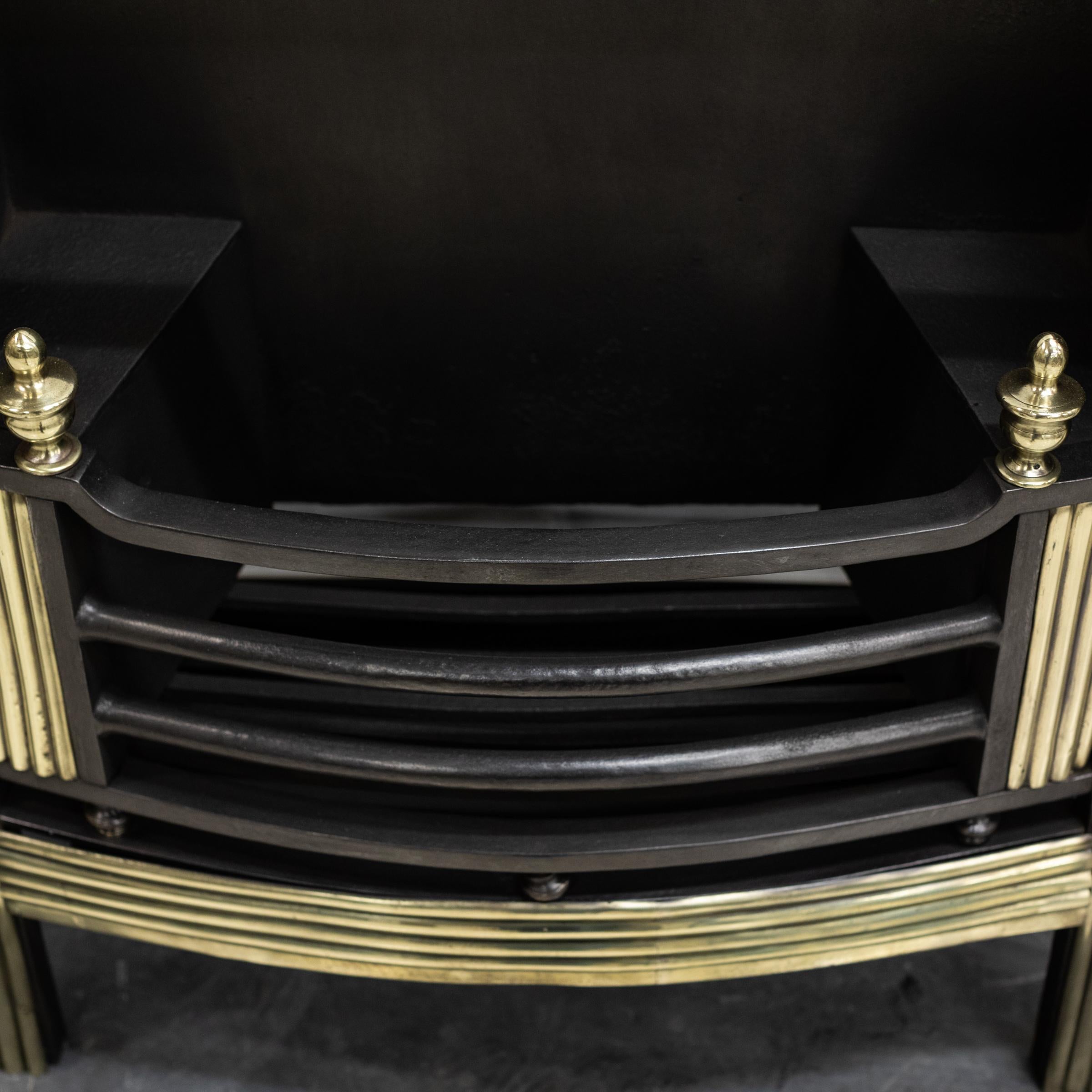 Splendide grille de table de cuisson Regency antique avec cadre en laiton cannelé en vente 1