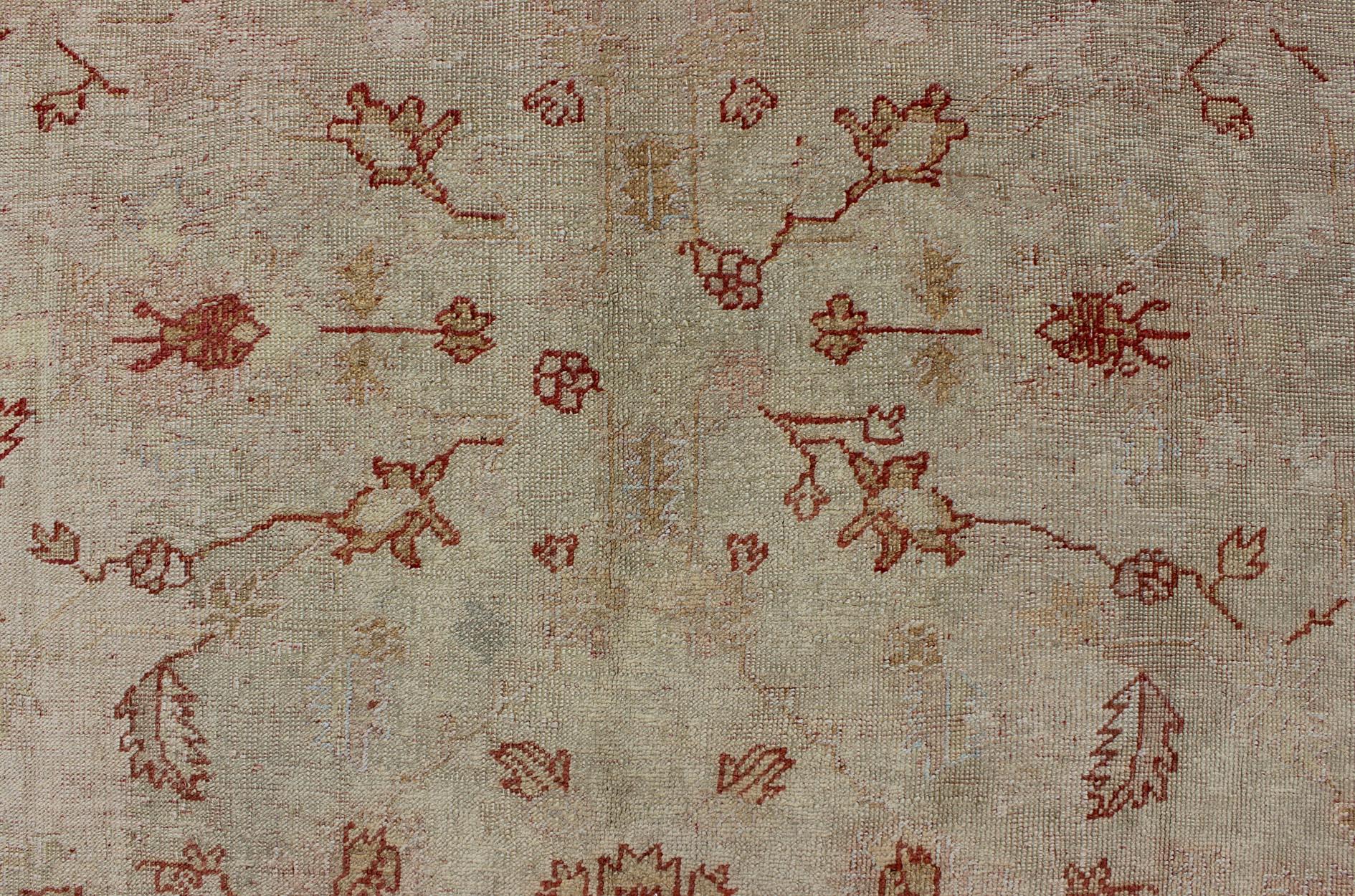 Antiker türkischer Oushak-Teppich in Rot, Creme und Gelb mit gedämpftem Design im Angebot 4