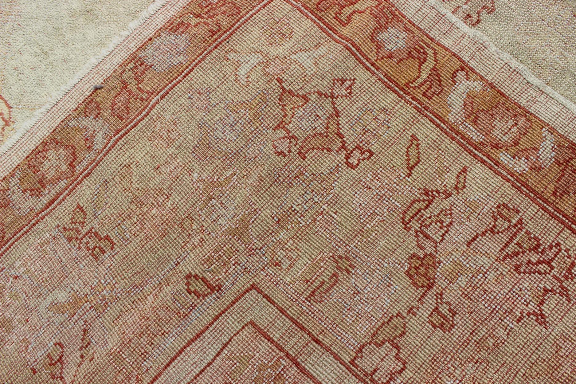 Antiker türkischer Oushak-Teppich in Rot, Creme und Gelb mit gedämpftem Design im Angebot 6