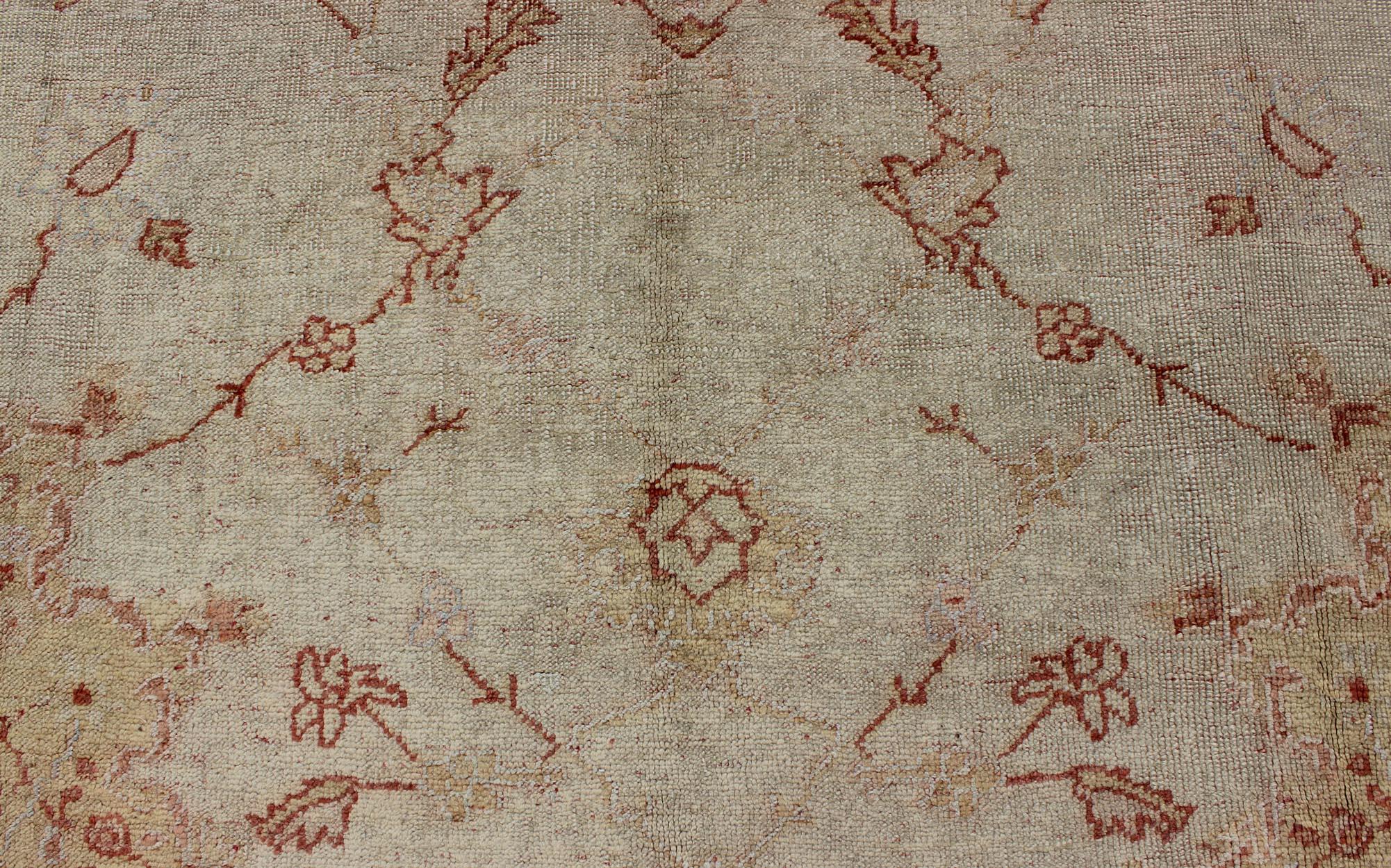 Antiker türkischer Oushak-Teppich in Rot, Creme und Gelb mit gedämpftem Design (20. Jahrhundert) im Angebot