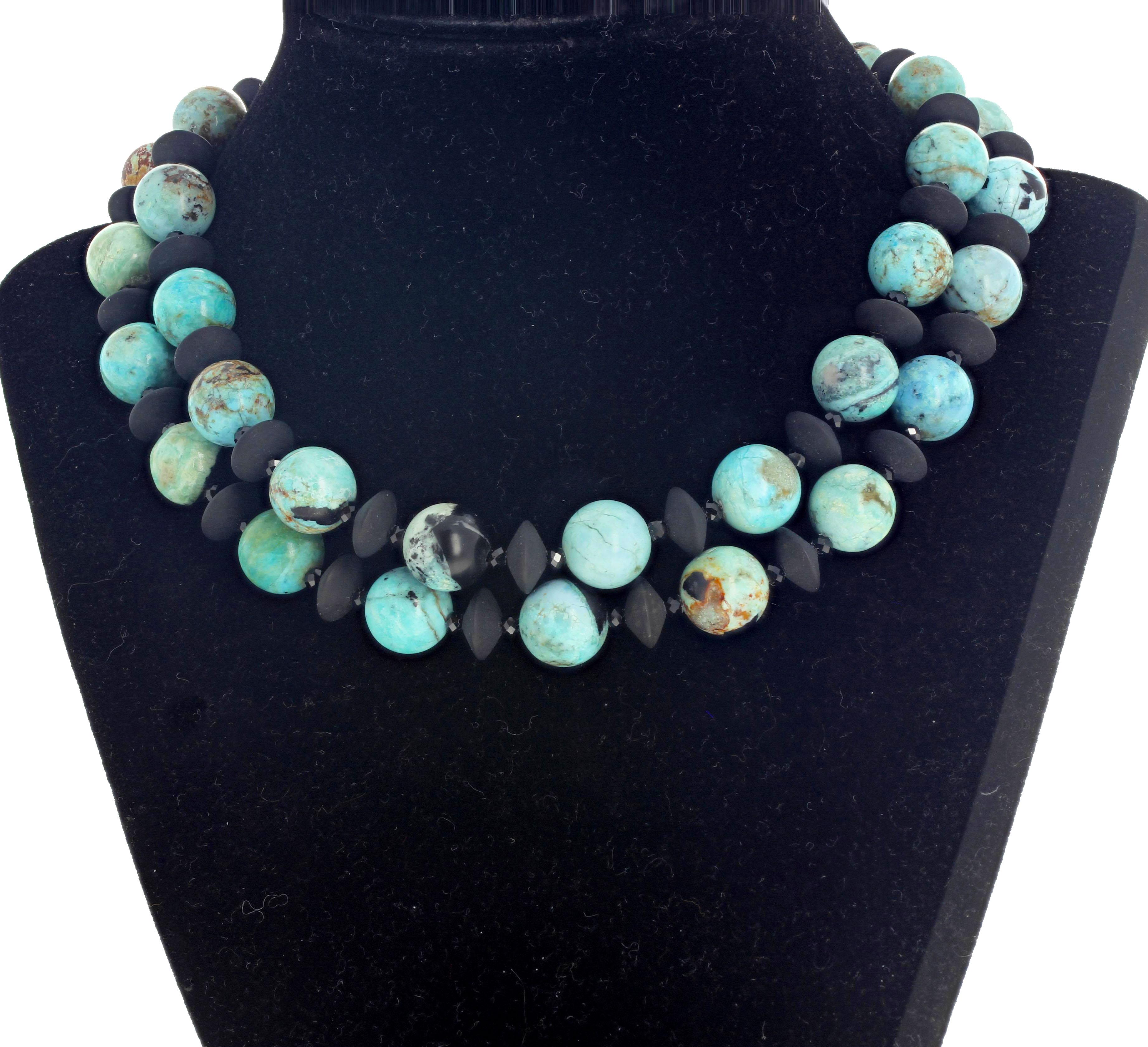 Magnifique double rangée de 16 pouces de long d'Opale péruvienne bleue naturelle, rehaussée de rondelles d'Onyx noir naturel hautement poli et de petits Spinels noirs scintillants, incrustés de diamants, avec un fermoir en argent sterling facile à