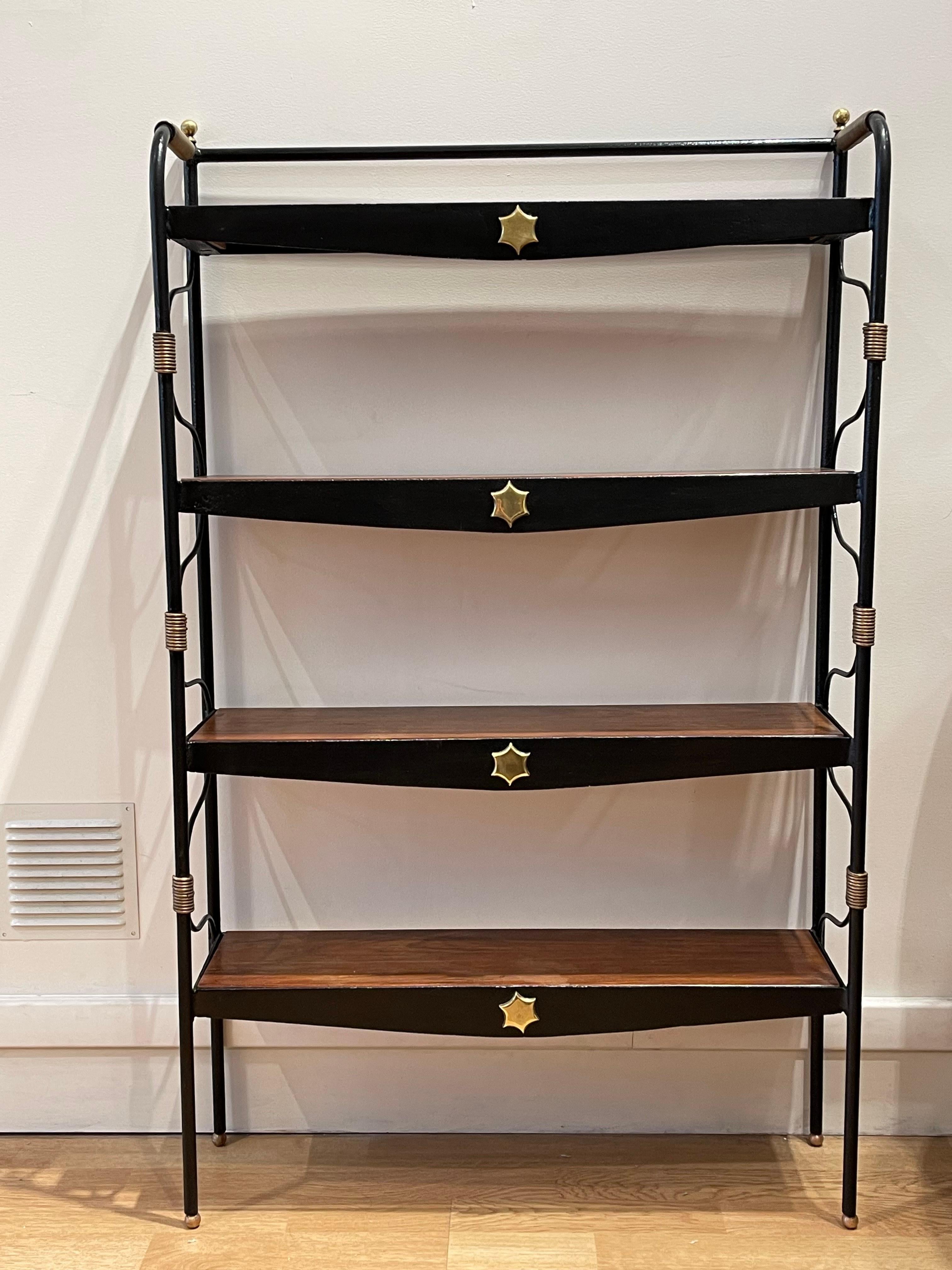 Jacques Adnet (1900-1984), wood, lacquered metal, brass, circa 1955
Dimensions : 106.5 x 65 x 17 cm / 41.929 x 25.590 x 6.693 inches.
Sublime bookcase crafted by Jacques Adnet. The bookcase features brass feet, a structure in black lacquered metal