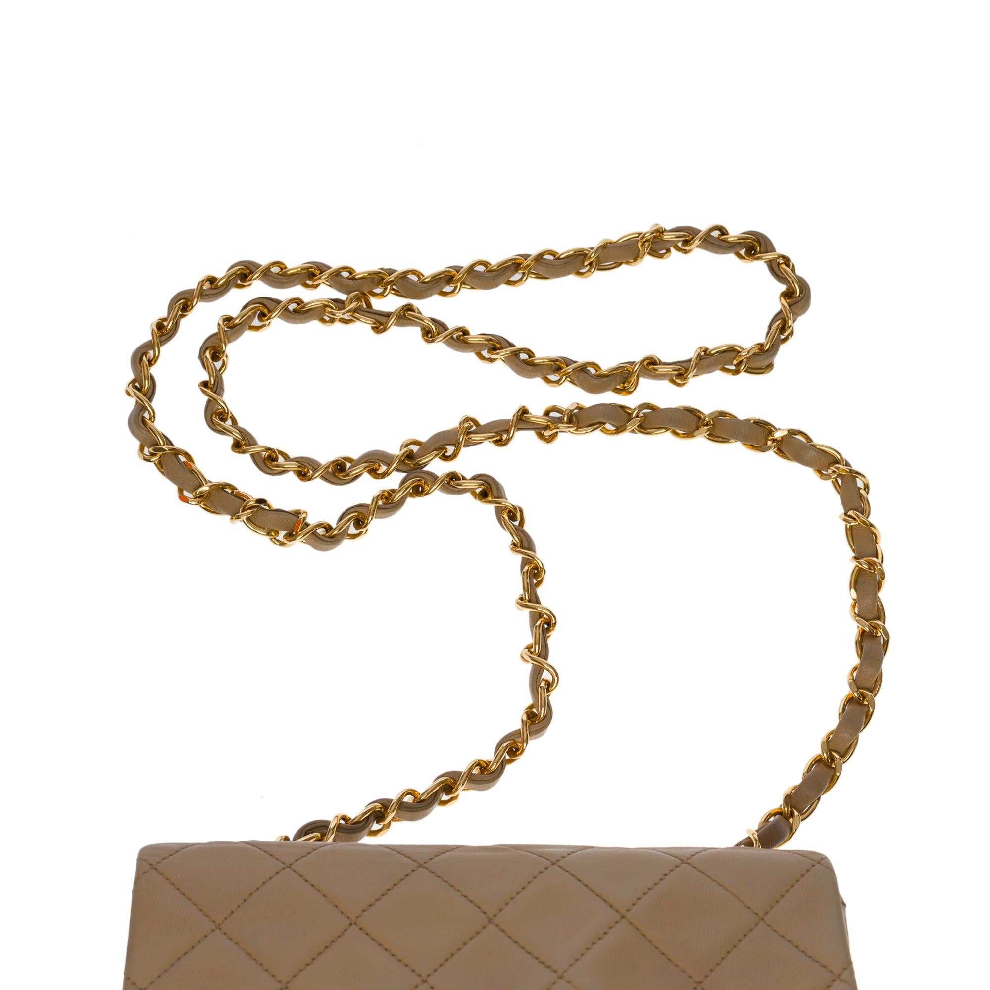 Mini sac à rabat Timeless de Chanel en cuir d'agneau matelassé beige, GHW 4