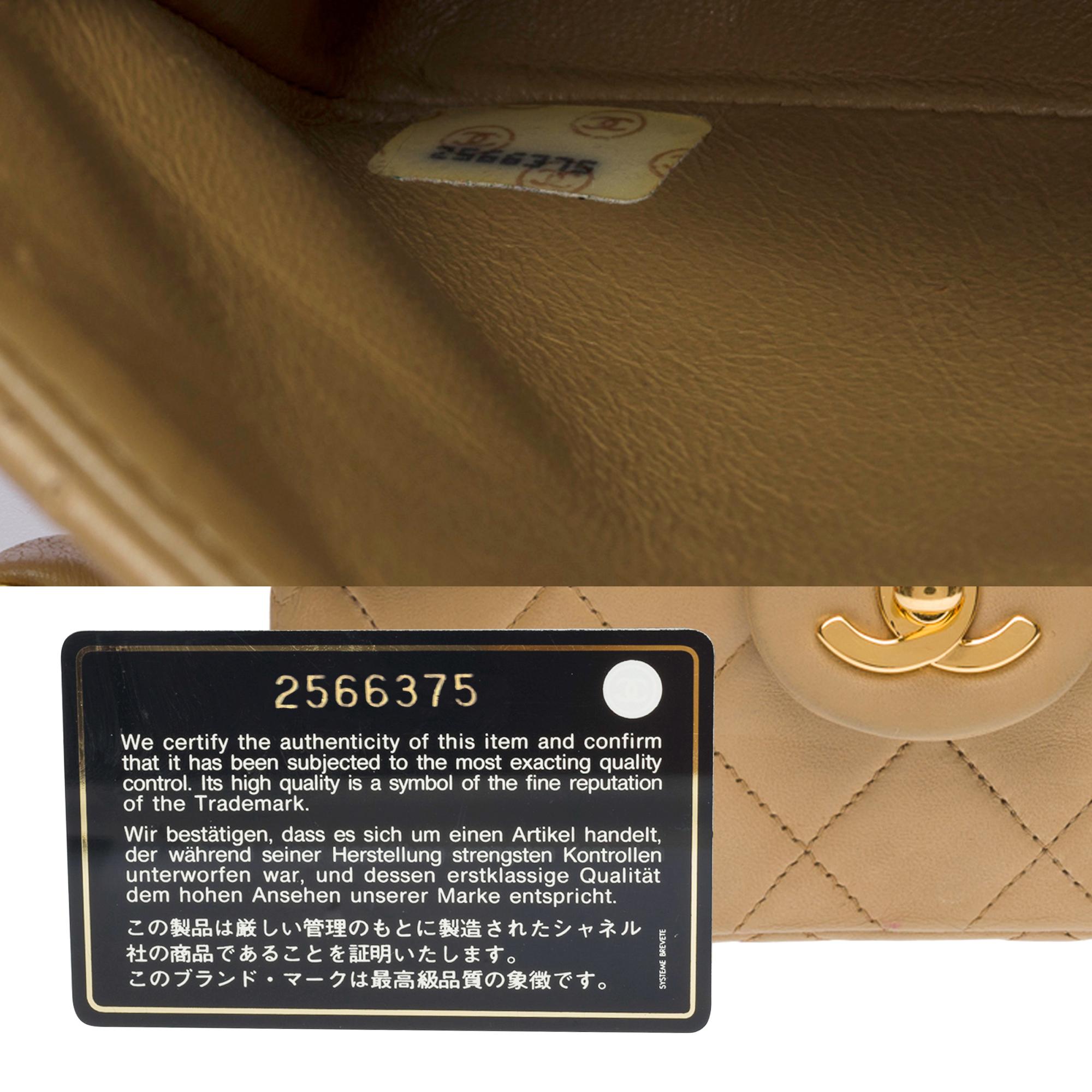 Mini sac à rabat Timeless de Chanel en cuir d'agneau matelassé beige, GHW 1