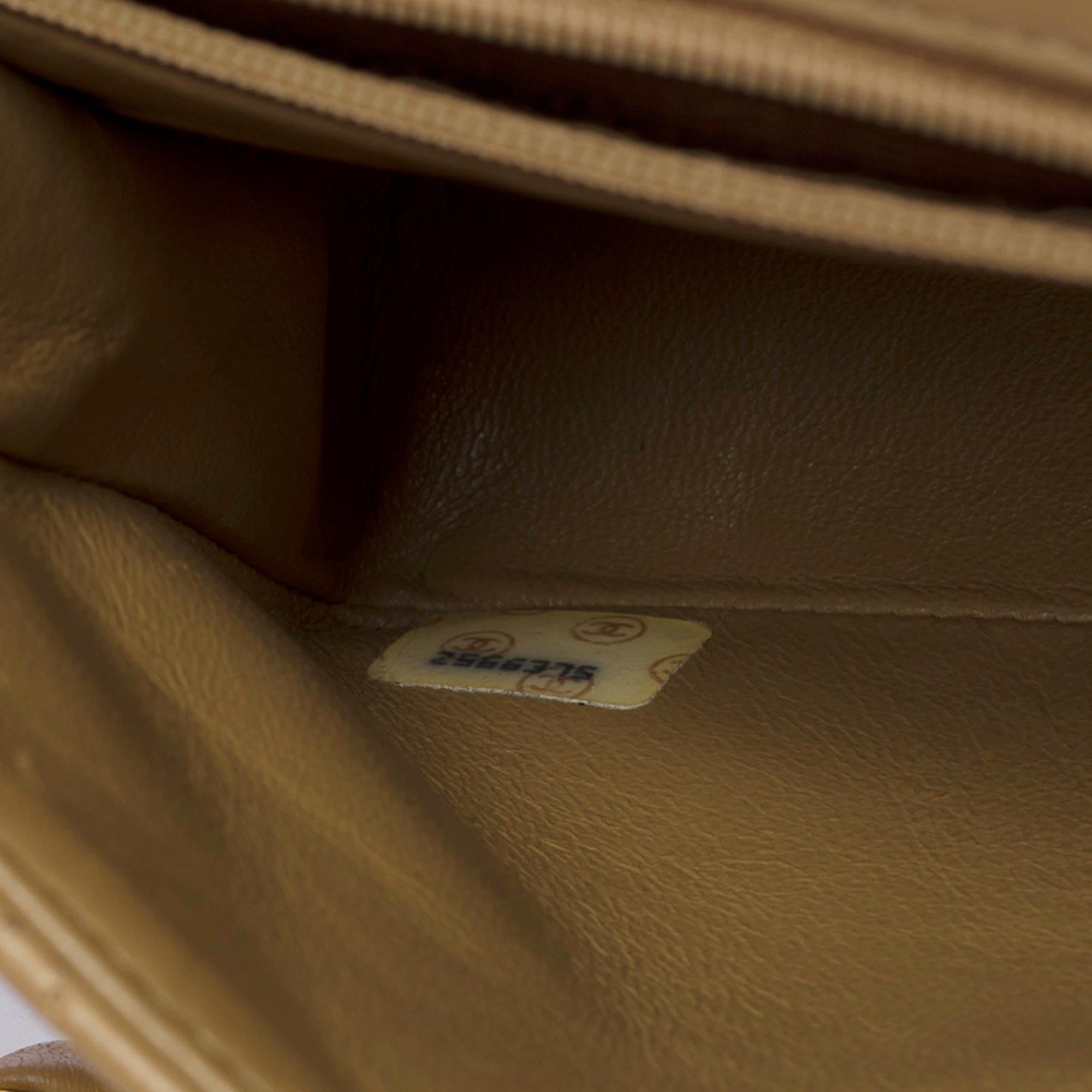 Mini sac à rabat Timeless de Chanel en cuir d'agneau matelassé beige, GHW 2