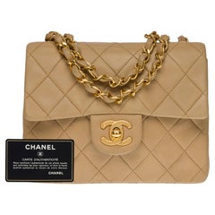 Mini sac à rabat Timeless de Chanel en cuir d'agneau matelassé beige, GHW