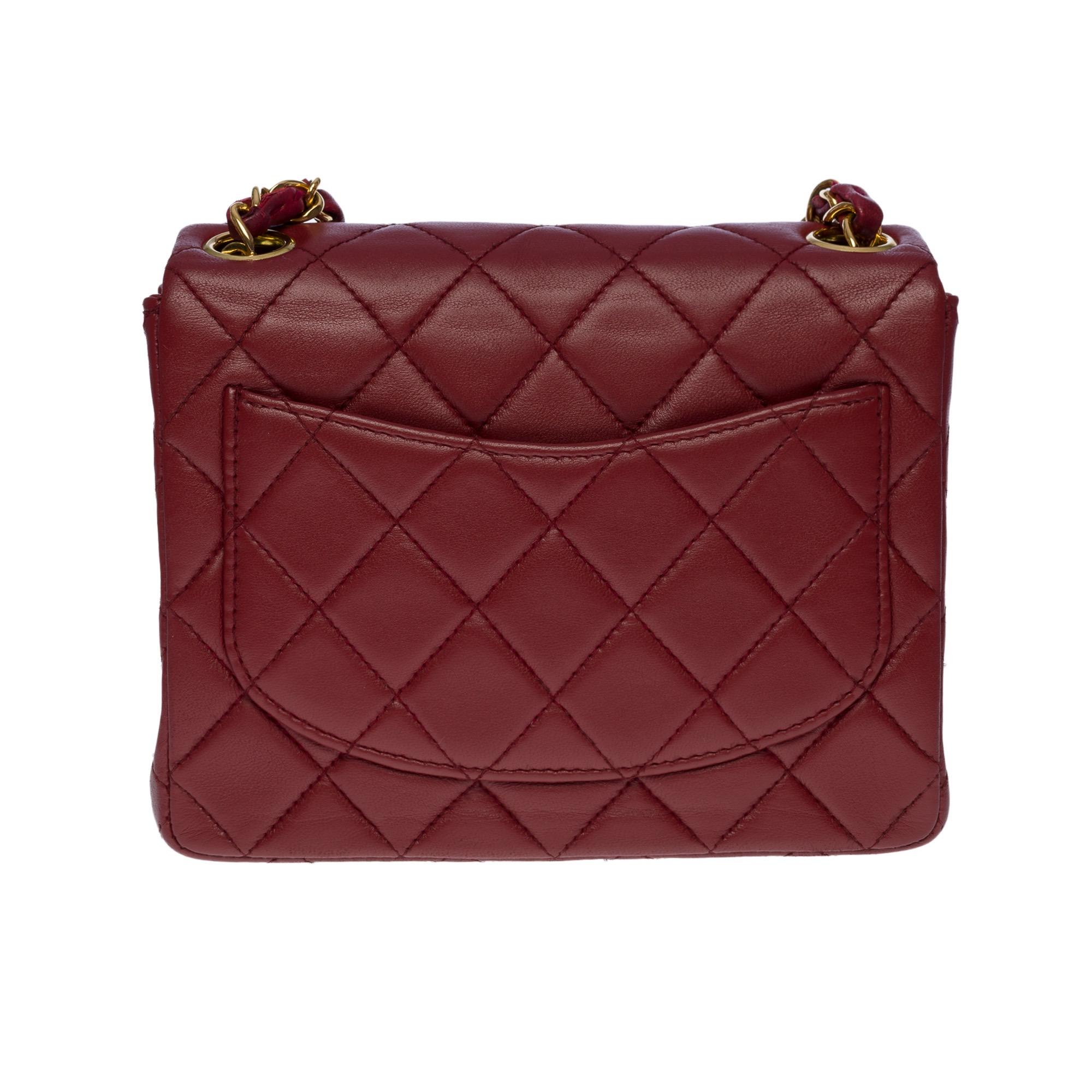 Splendid Chanel Timeless Mini flap bag in burgundy quilted leather, gold metal hardware, a gold metal chain handle interlaced with burgundy leather allowing a shoulder and shoulder strap
Patch pocket on the back of the bag
Flap closure, golden CC