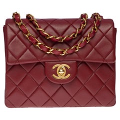 Magnifique mini sac à rabat intemporel Chanel en cuir matelassé bordeaux