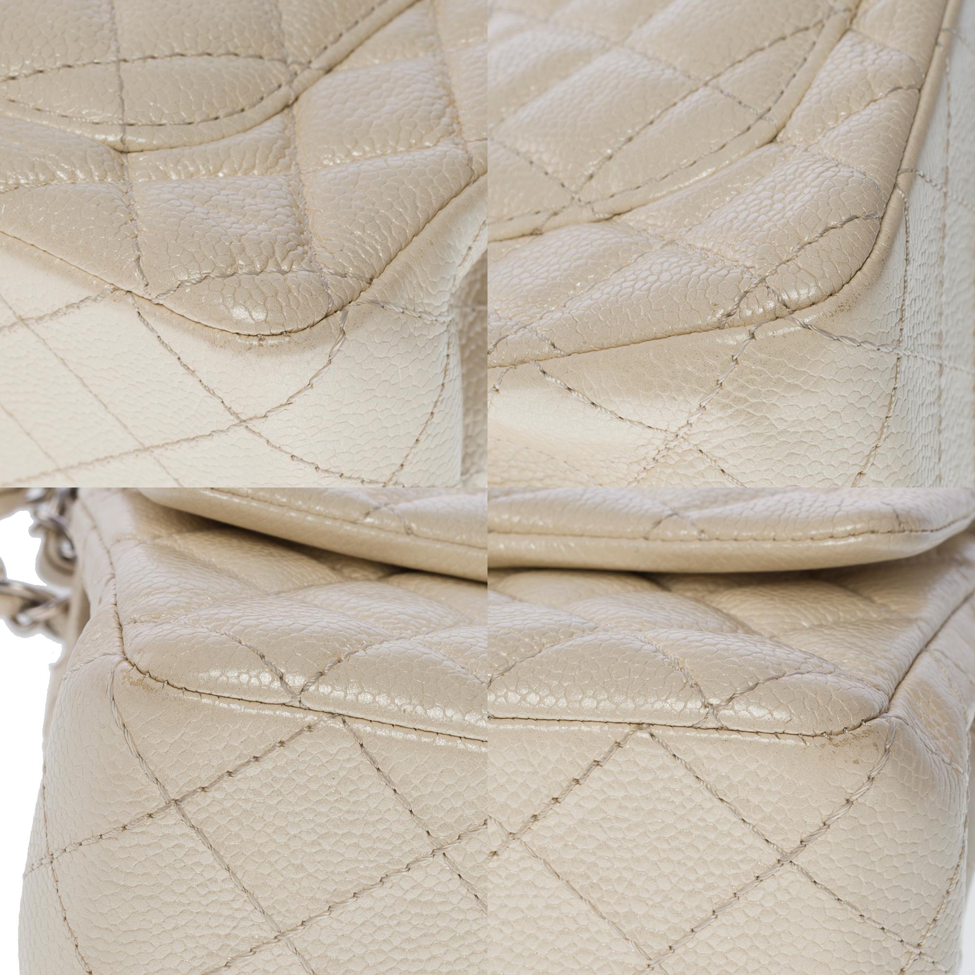 Mini sac à rabat Timeless de Chanel en cuir matelassé blanc cassé, SHW en vente 5