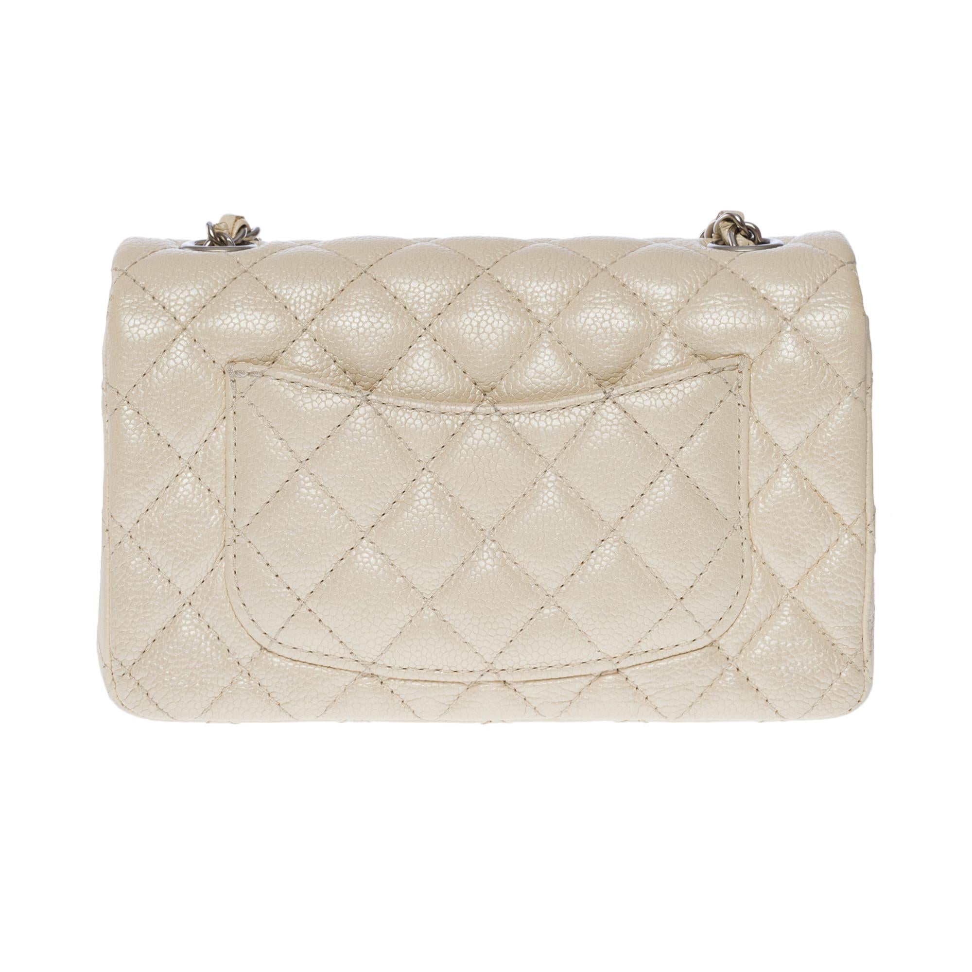 Splendid Chanel Timeless Mini Flap bag in off white pearl quilted leather, SHW In Excellent Condition For Sale In Paris, IDF
