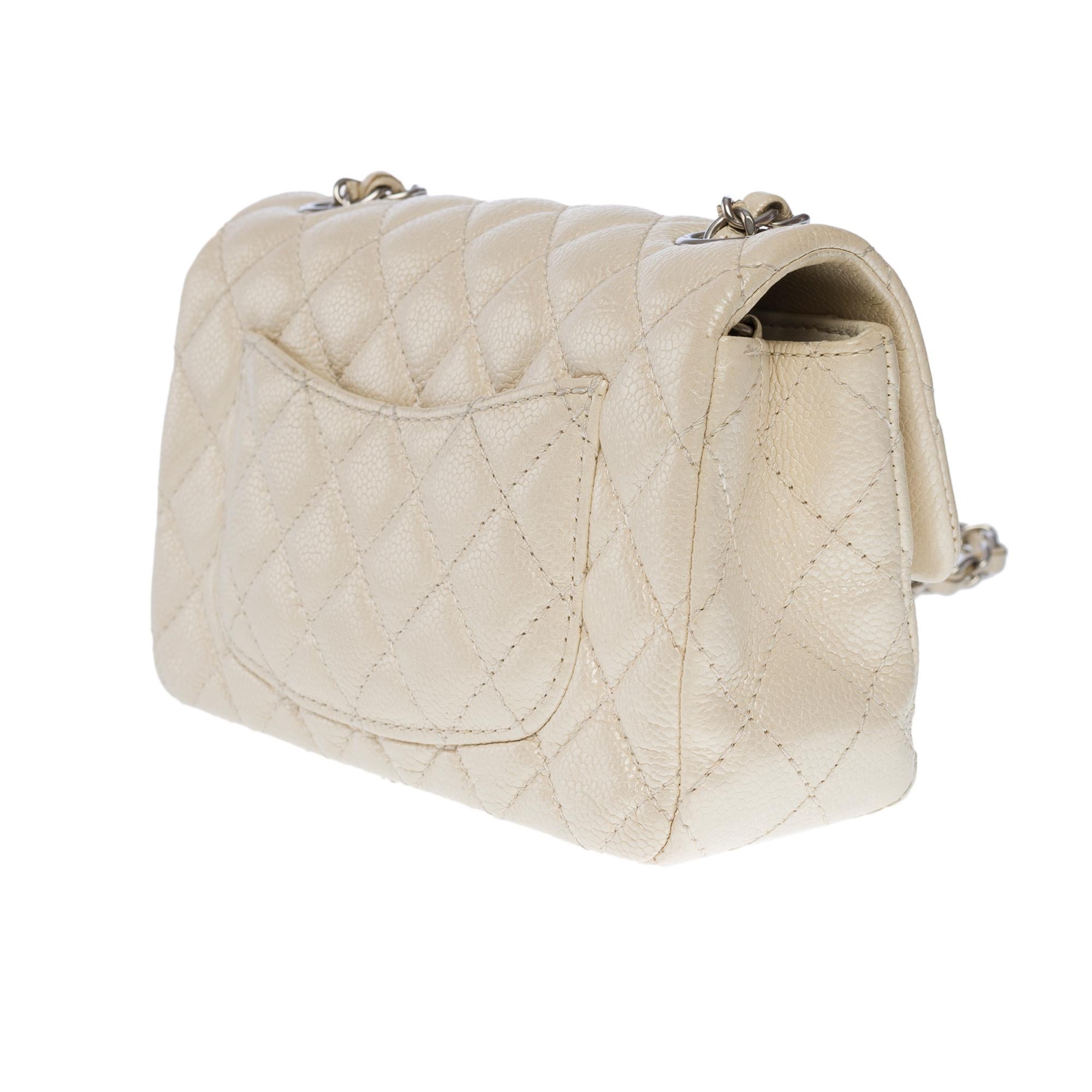 Mini sac à rabat Timeless de Chanel en cuir matelassé blanc cassé, SHW Excellent état - En vente à Paris, IDF