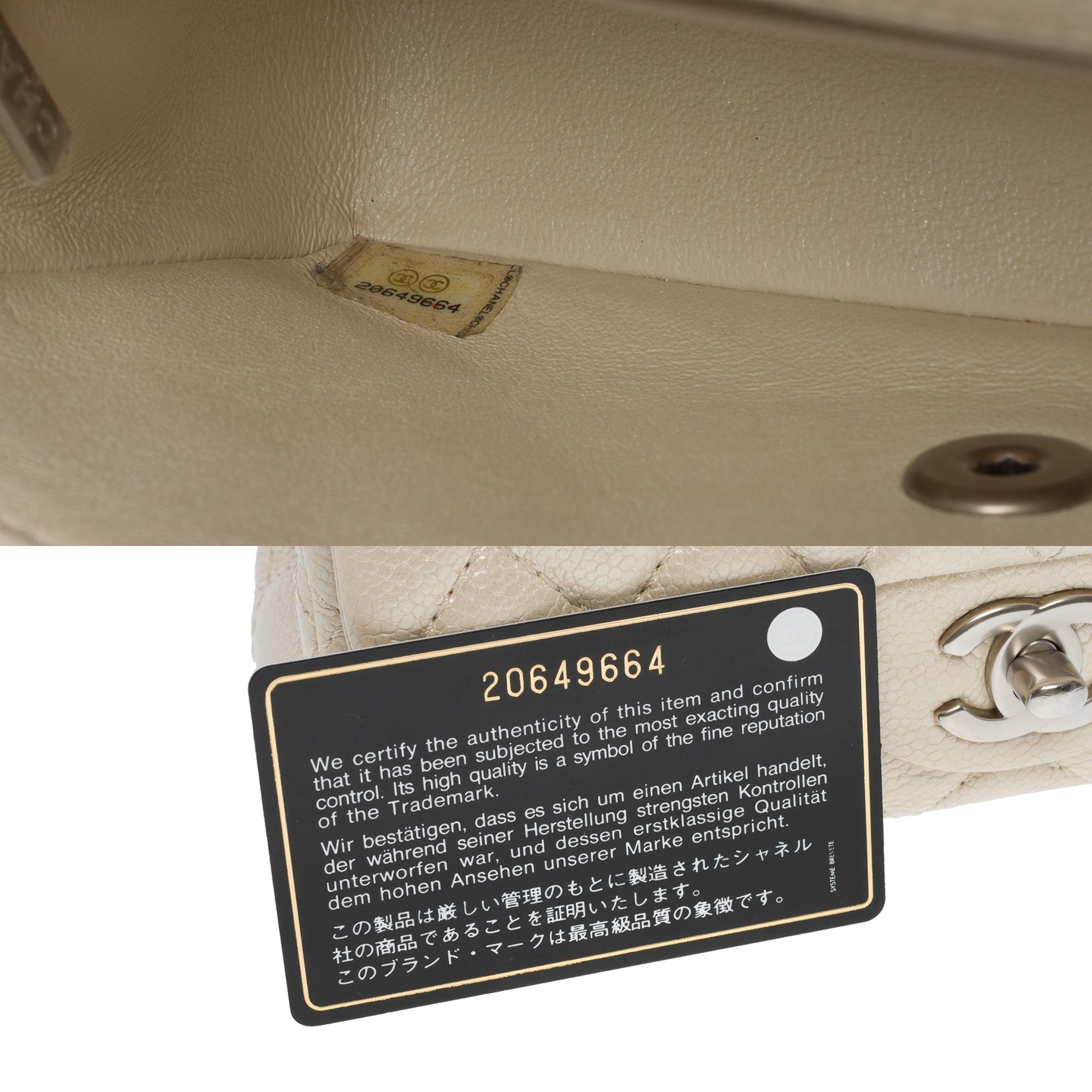 Mini sac à rabat Timeless de Chanel en cuir matelassé blanc cassé, SHW en vente 1