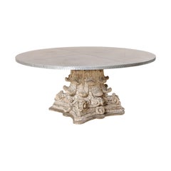 Magnifique table à piédestal personnalisée avec plateau en zinc et base en forme de chapiteau, début du XXe siècle