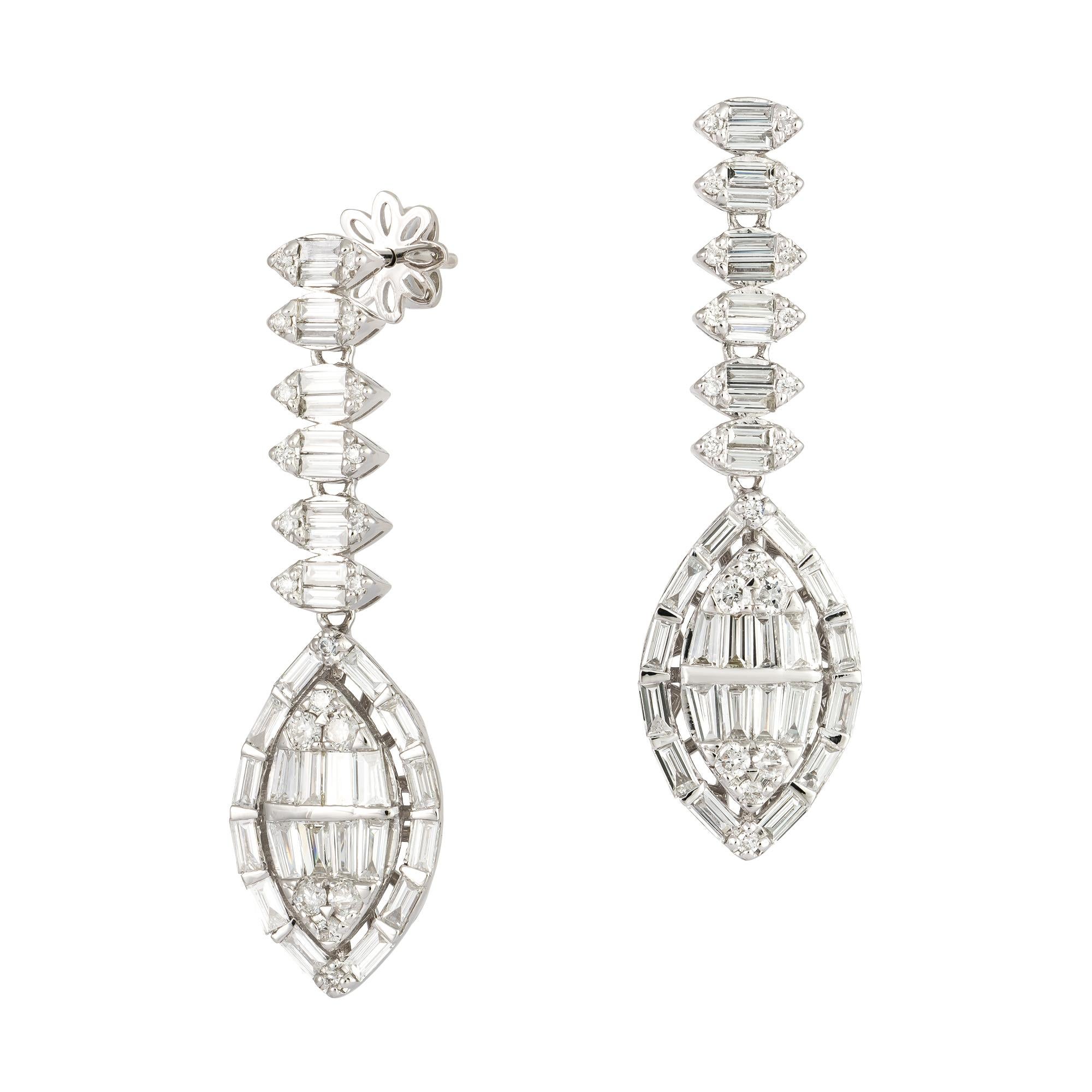 ORECCHINI in oro bianco 18K Diamante 0,40 carati/40 pezzi Baguette affusolata 1,84 carati/64 pezzi
