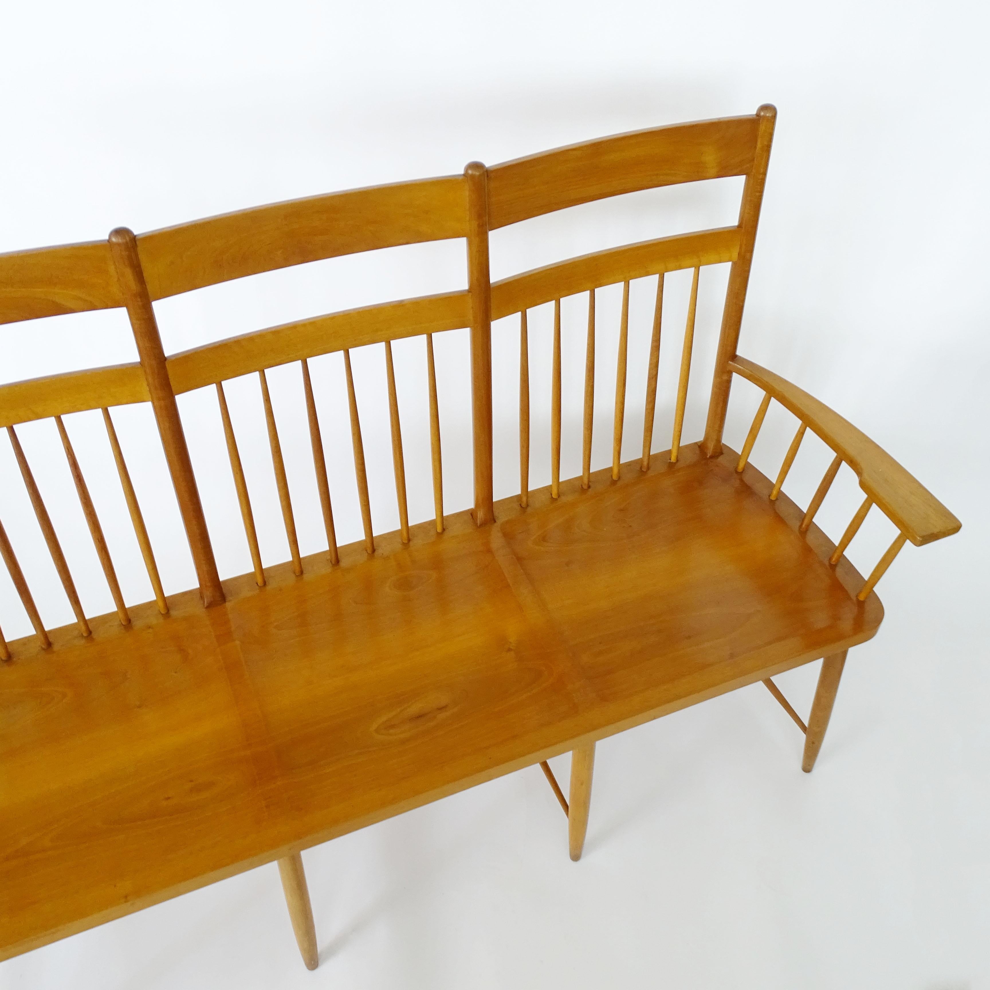 20ième siècle Quatre magnifiques bancs en bois à haut dossier, sculptés à la main, datant du début du 20e siècle en vente