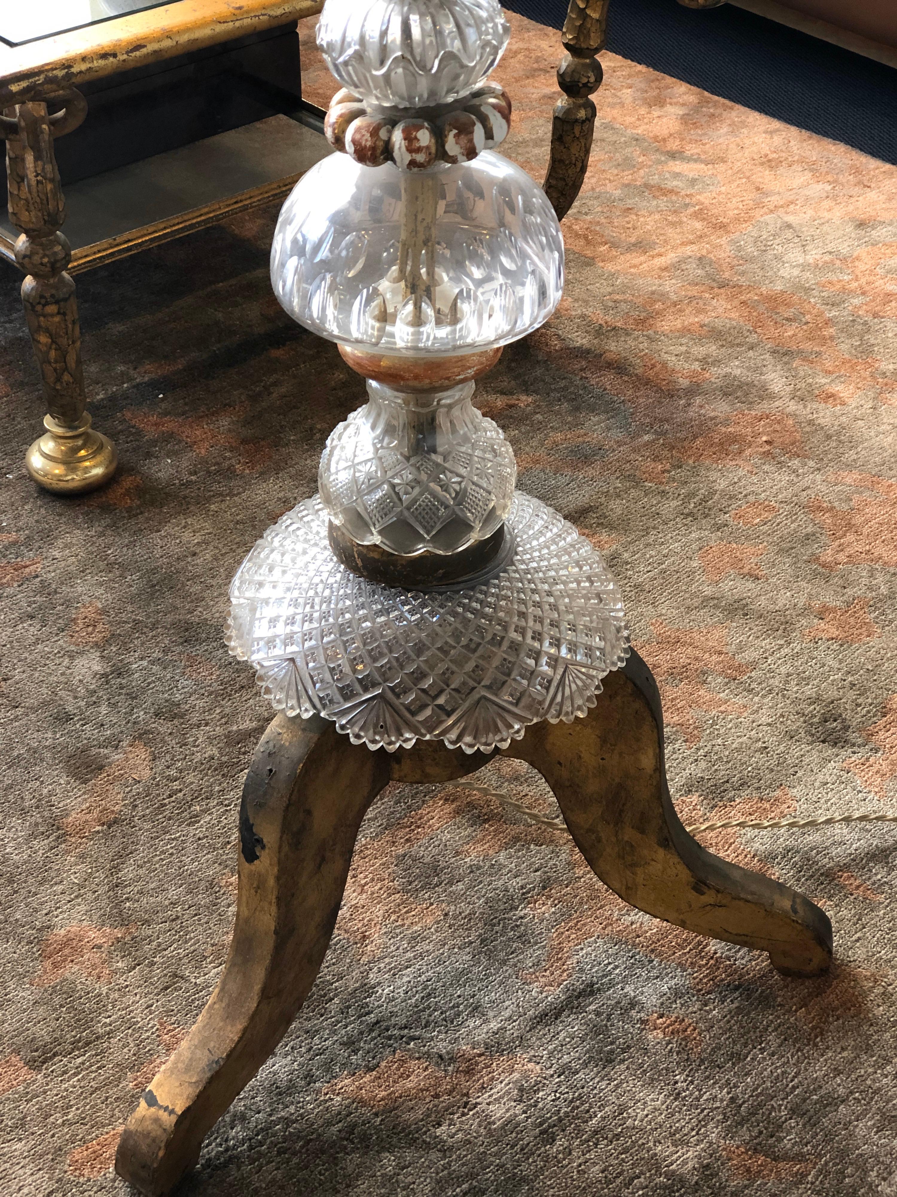 Splendid floor lamp wooden structure and decor of flowers and openwork balls
in a golden wood with its beautiful original patina maintained by its sheath rod in golden brass and with a collection overlay of different shapes and cut glass with