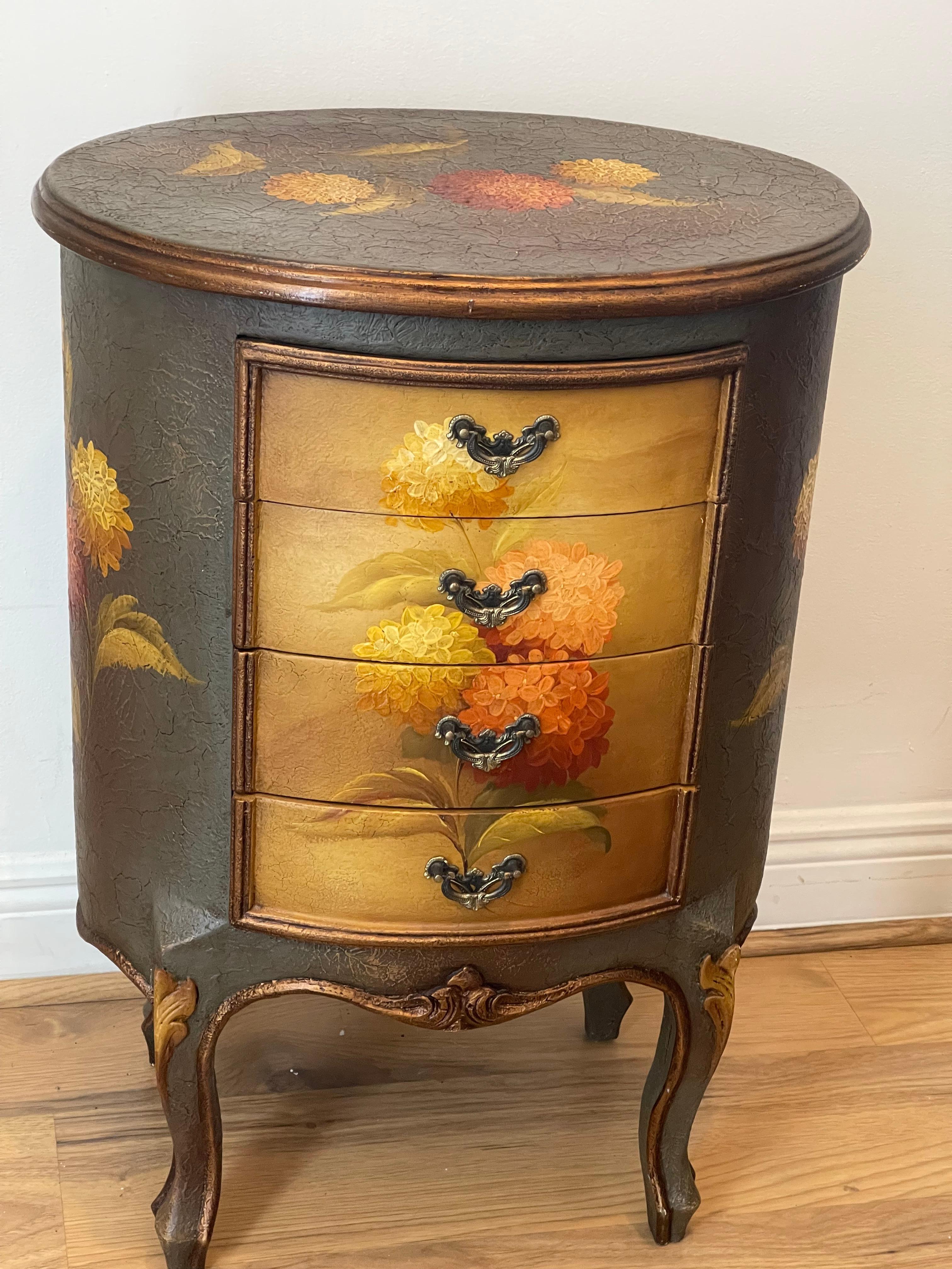 Unica splendida cassettiera ovale floreale dipinta a mano con 4 cassetti. 