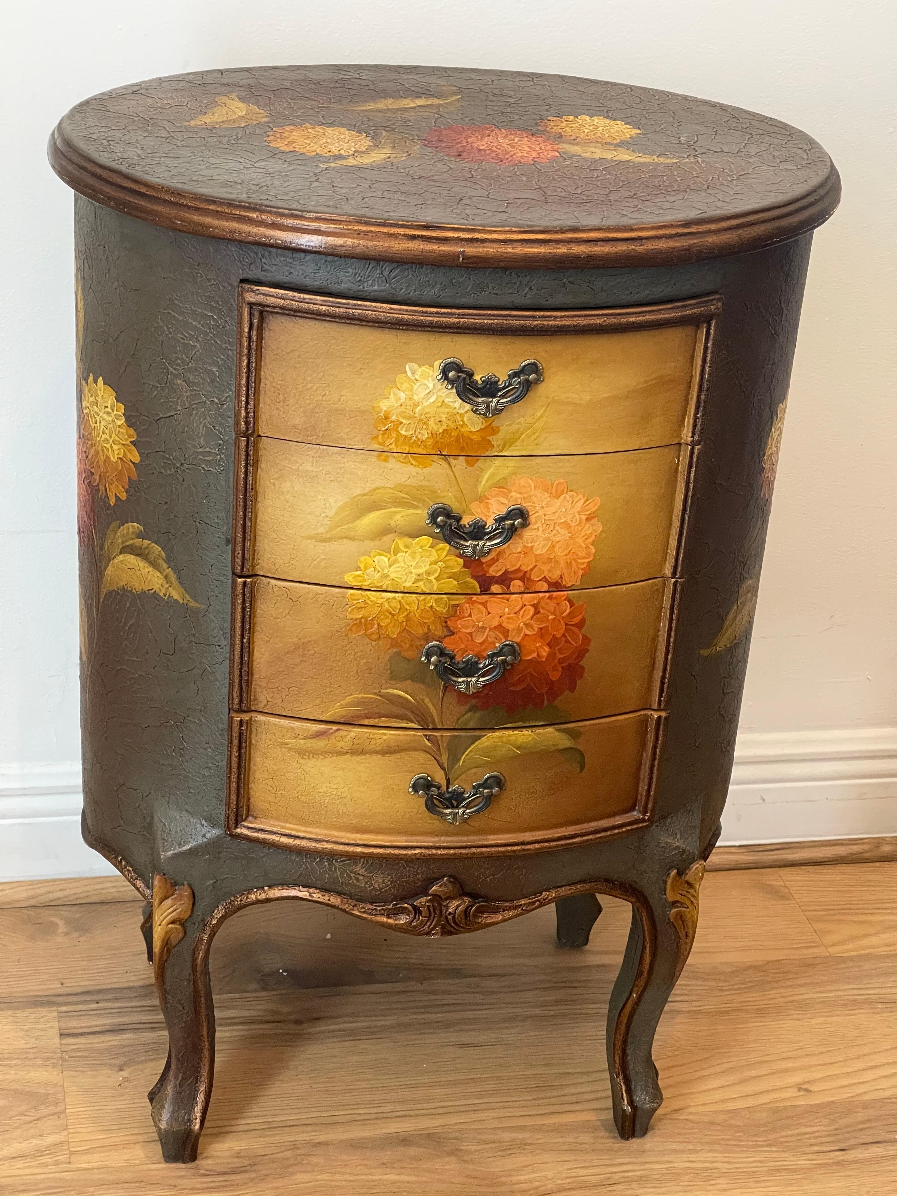 Classico americano Splendida commode ovale piccola dipinta a mano con 4 cassetti in vendita
