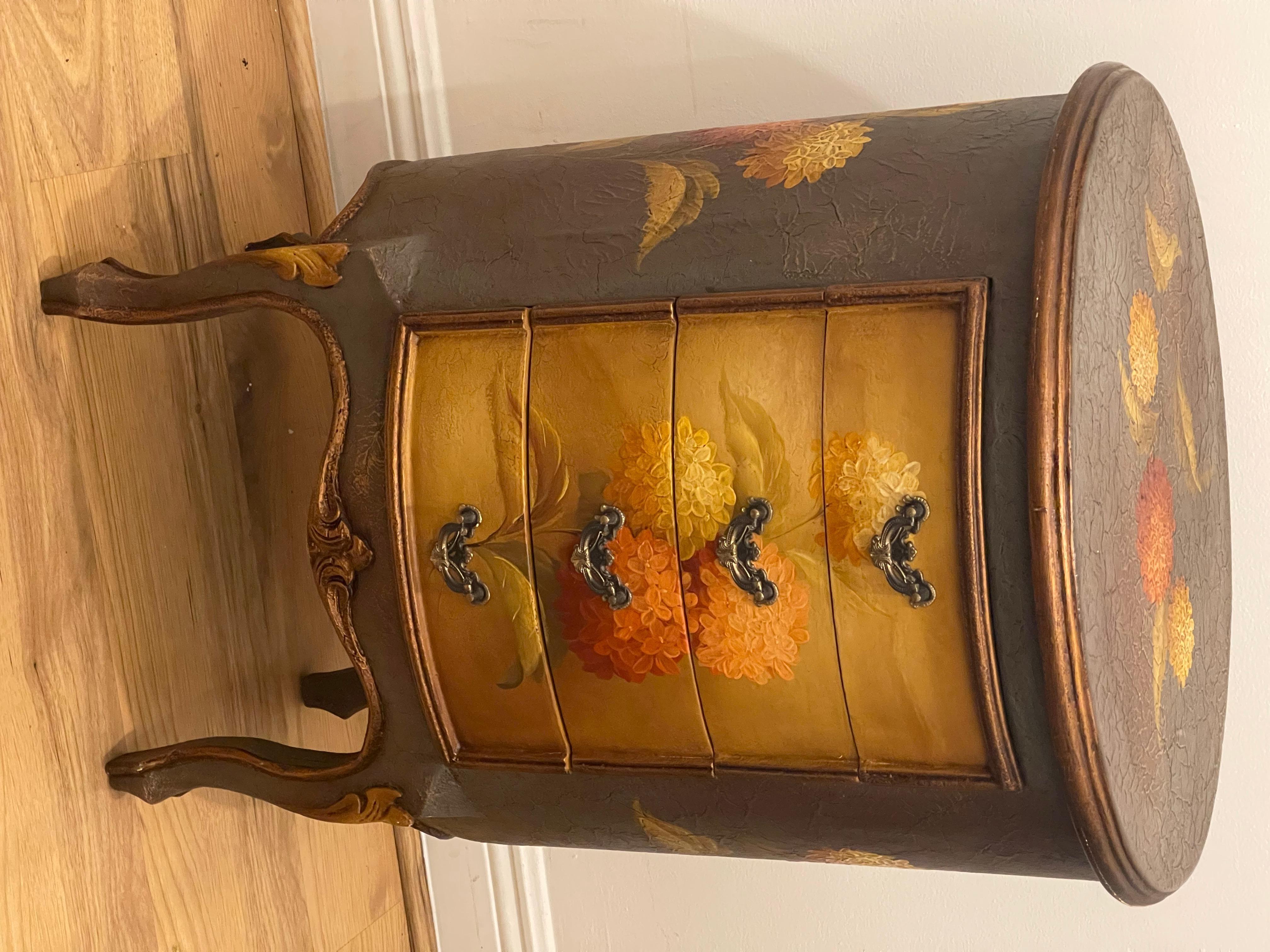 Americano Splendida commode ovale piccola dipinta a mano con 4 cassetti in vendita