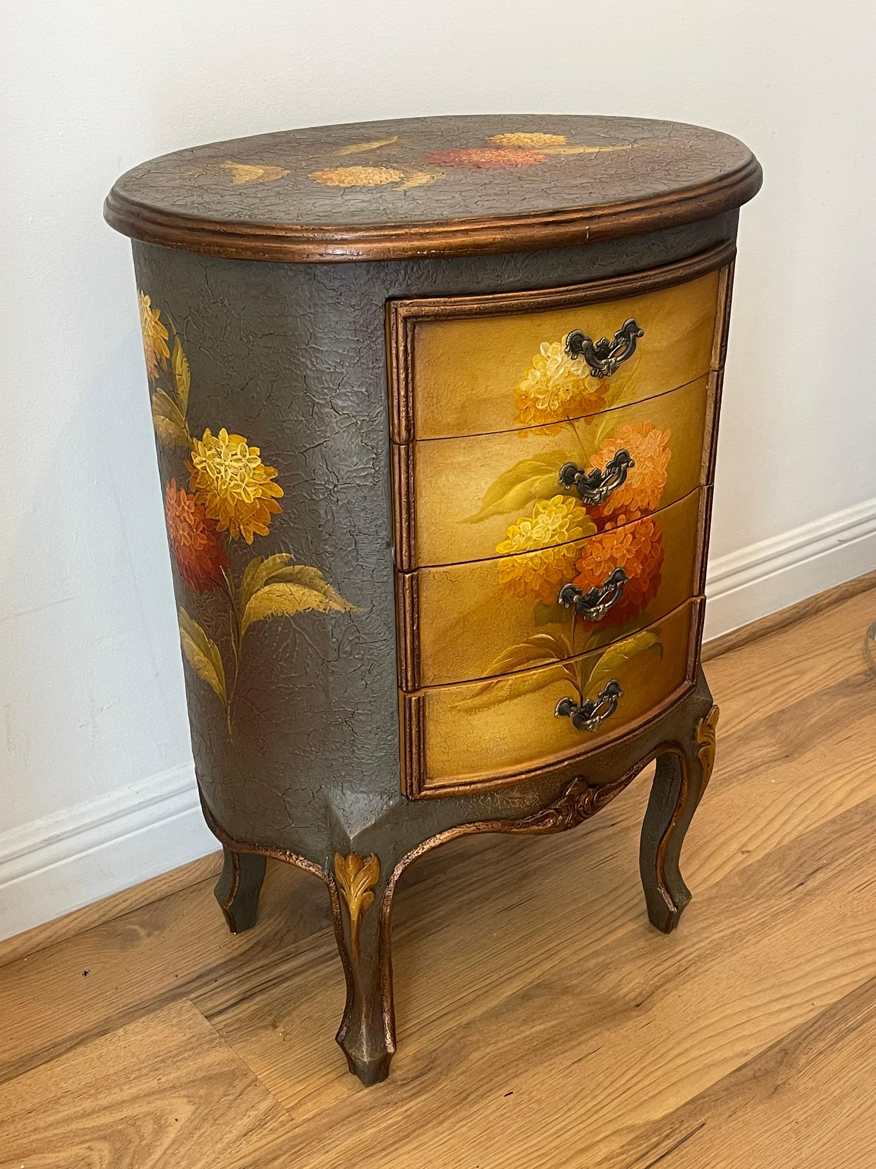 Splendida commode ovale piccola dipinta a mano con 4 cassetti In condizioni buone in vendita a Boca Raton, FL