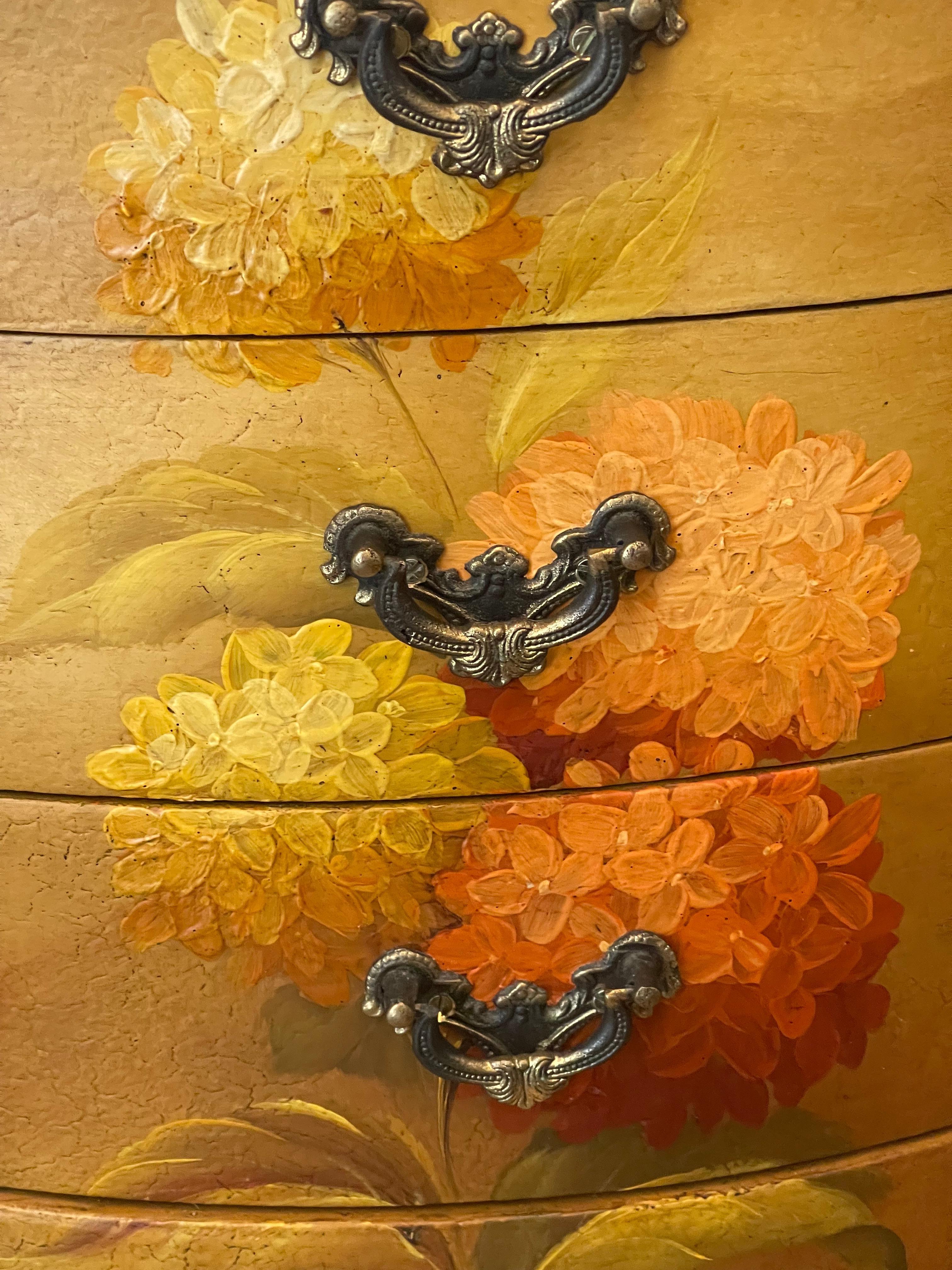 Metà XX secolo Splendida commode ovale piccola dipinta a mano con 4 cassetti in vendita