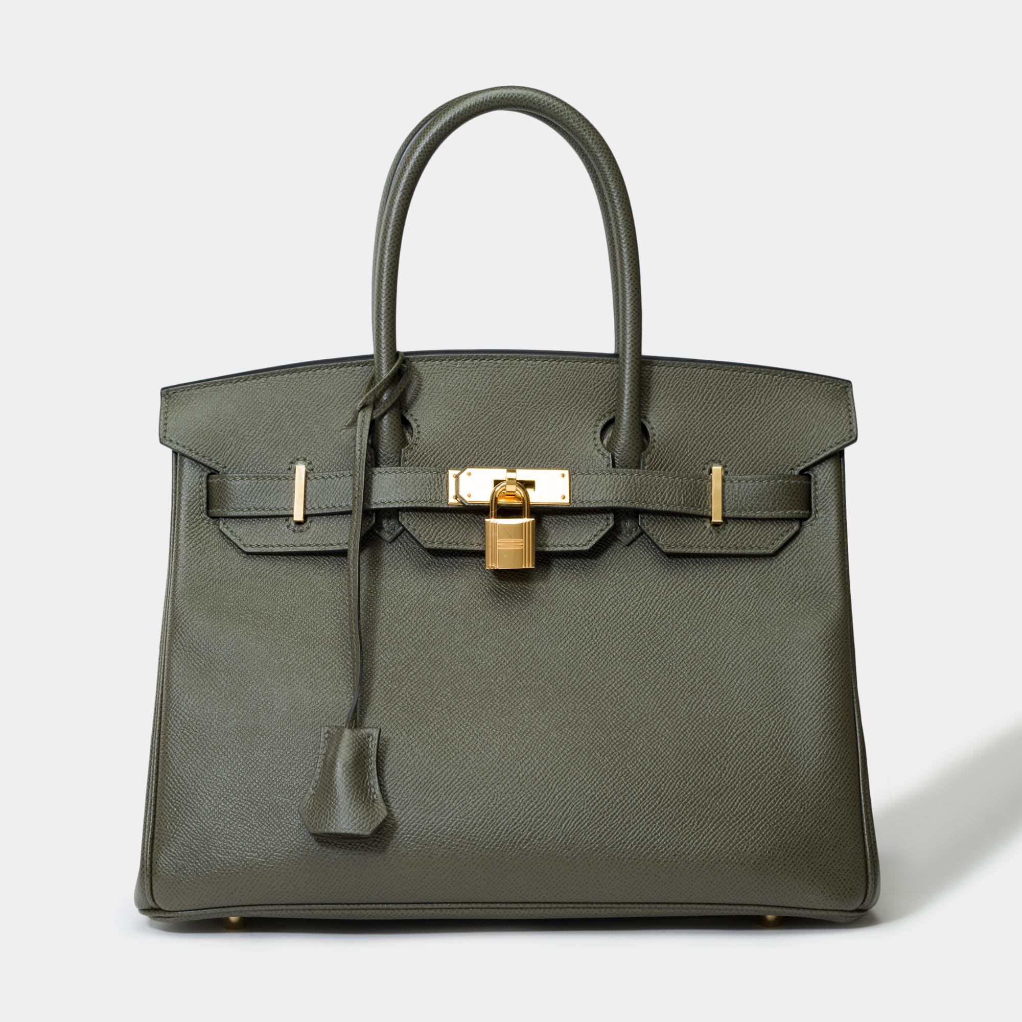 Magnifique sac à main Hermès Birkin 30 en cuir Epsom Vert de Gris, garniture en métal doré, double anse en cuir vert permettant un portage à la main.

Fermeture à rabat
Doublure intérieure en cuir vert, une poche zippée, une poche plaquée
Signature