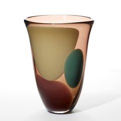 Splendid Isolation, jarrón abstracto crema, rosa, berenjena y jade de Gunnel Sahlin