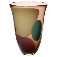 Splendid Isolation, vaso astratto color crema, rosa, melanzana e giada di Gunnel Sahlin