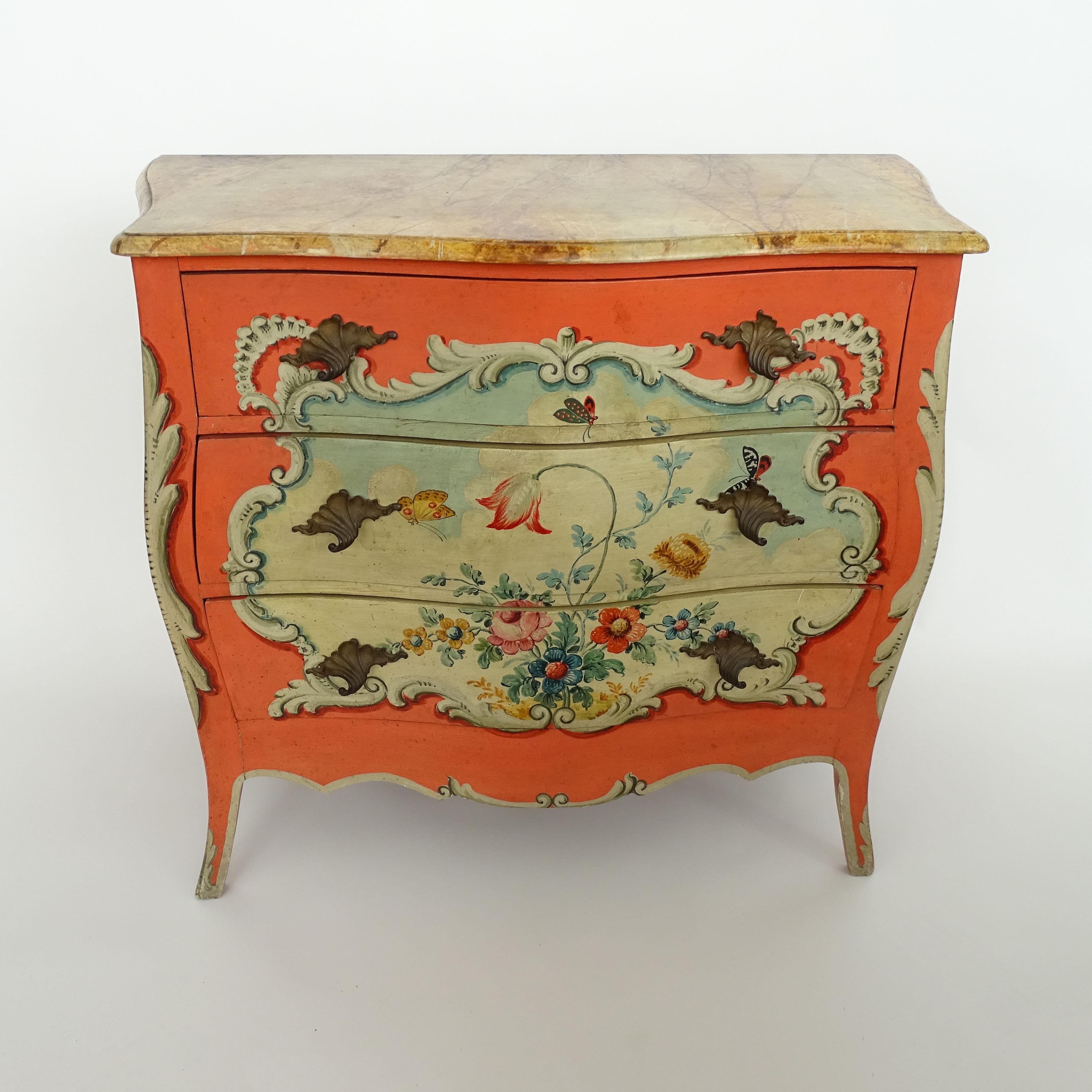 Splendid Italian 1940s Flowers and Butterflies Painted Commode For Sale 5