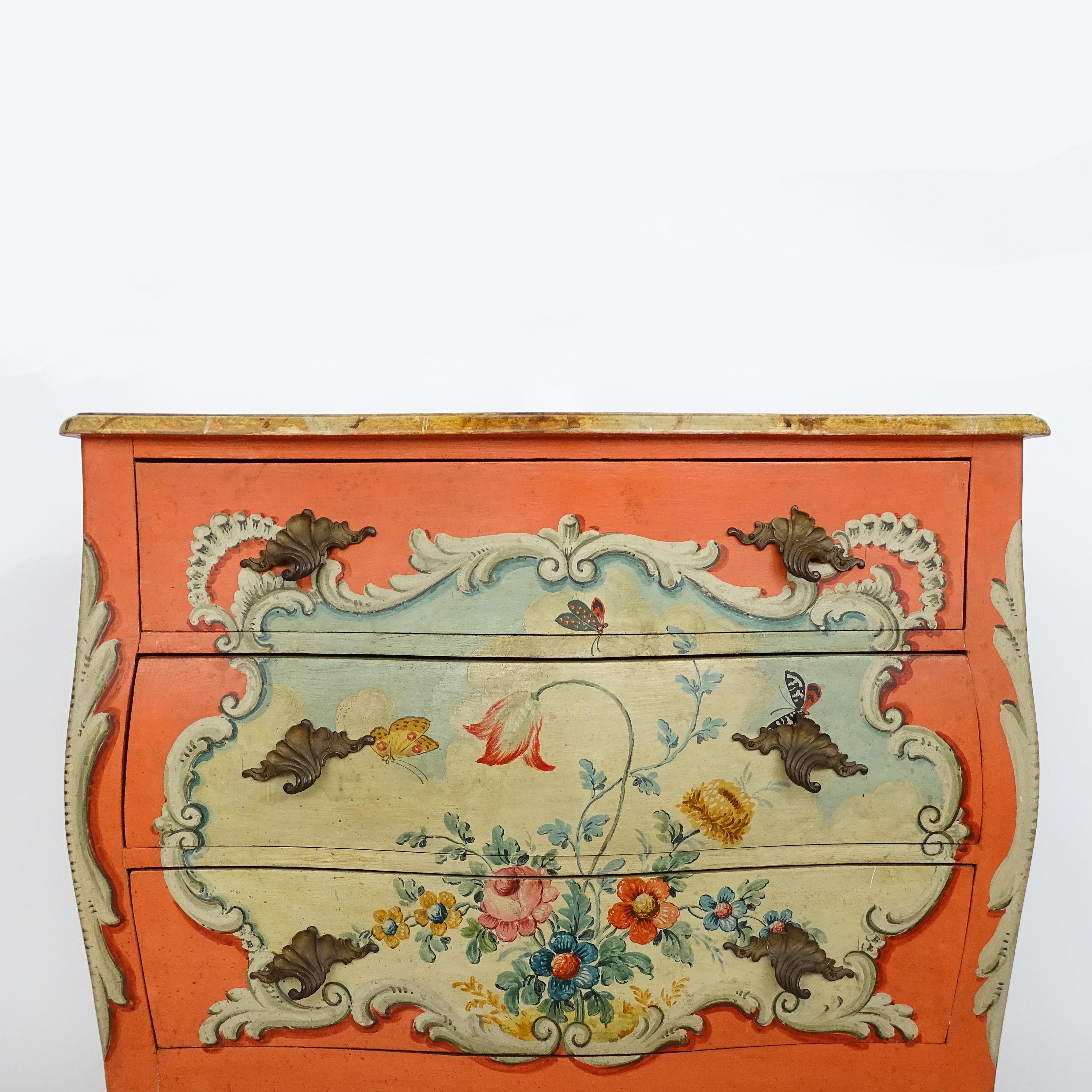 Splendid Italian 1940s Flowers and Butterflies Painted Commode In Good Condition For Sale In Milan, IT