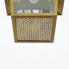 Splendida lampada a sospensione italiana degli anni '40 in ottone perforato e vetro tagliato