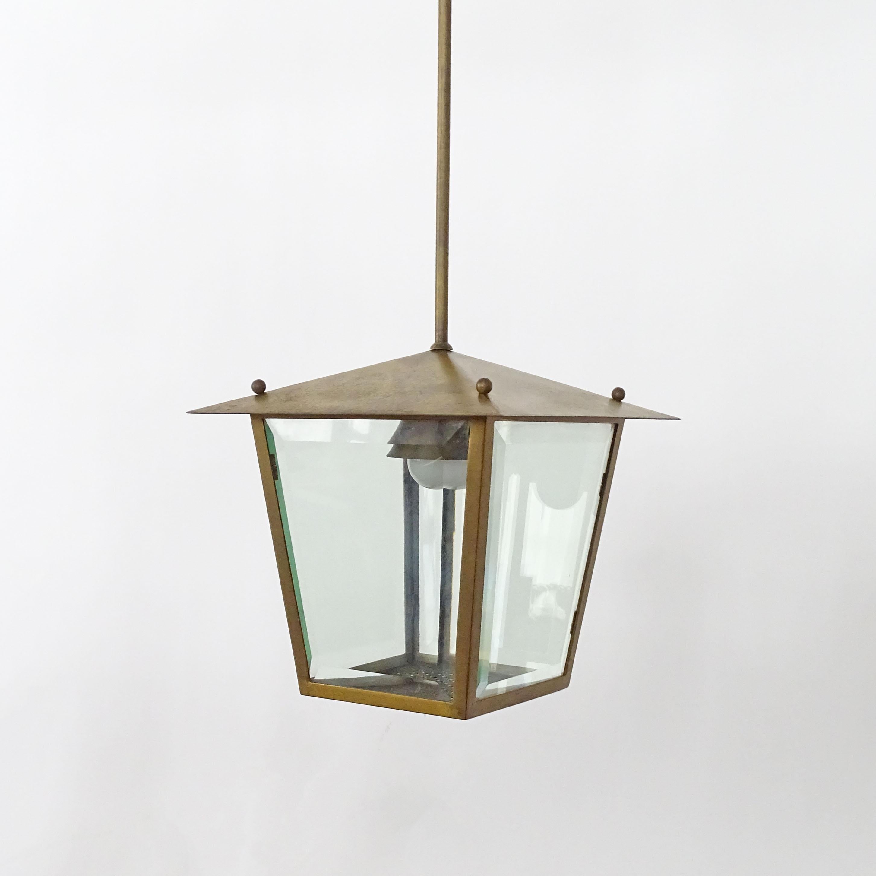 Splendid Italian 1940s Pendant Lamp in Perforated Brass and Cut Glass For Sale 2