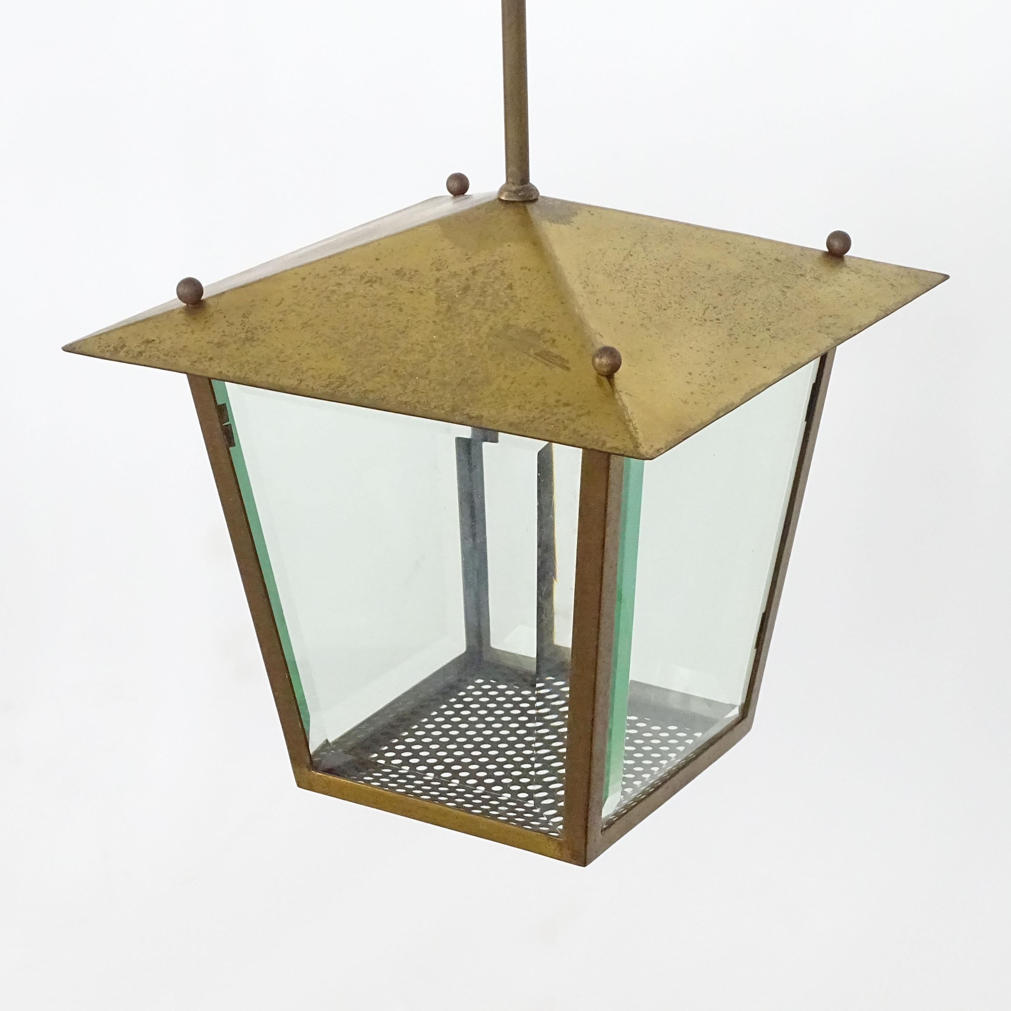 Prächtige italienische Pendelleuchte aus perforiertem Messing und geschliffenem Glas aus den 1940er Jahren im Angebot 2